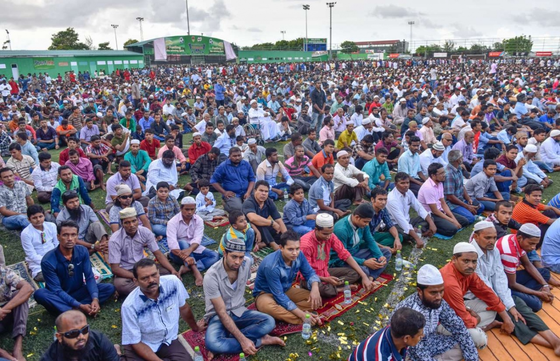 މާލެ: ޖޫން 25، 2017- މާފަންނު ސްޓޭޑިއަމްގައި ބޮޑު ޖަމާއަތުގައި މި އަހަރުގެ ފިތުރު އީދު ނަމާދަށް ހާޒިރުވި މީހުން.---މިހާރު ފޮޓޯ: ނިޝާން އަލީ