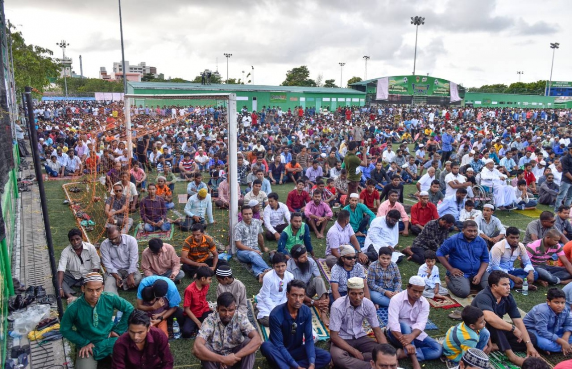 މާލެ: ޖޫން 25، 2017- މާފަންނު ސްޓޭޑިއަމްގައި ބޮޑު ޖަމާއަތުގައި މި އަހަރުގެ ފިތުރު އީދު ނަމާދަށް ހާޒިރުވި މީހުން.---މިހާރު ފޮޓޯ: ނިޝާން އަލީ