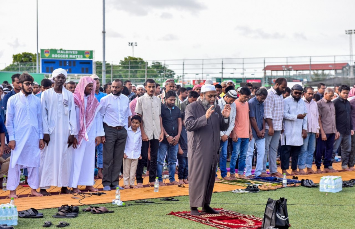 މާލެ: ޖޫން 25، 2017- މާފަންނު ސްޓޭޑިއަމްގައި ބޮޑު ޖަމާއަތުގައި މި އަހަރުގެ ފިތުރު އީދު ނަމާދު ކުރަނީ.---މިހާރު ފޮޓޯ: ނިޝާން އަލީ