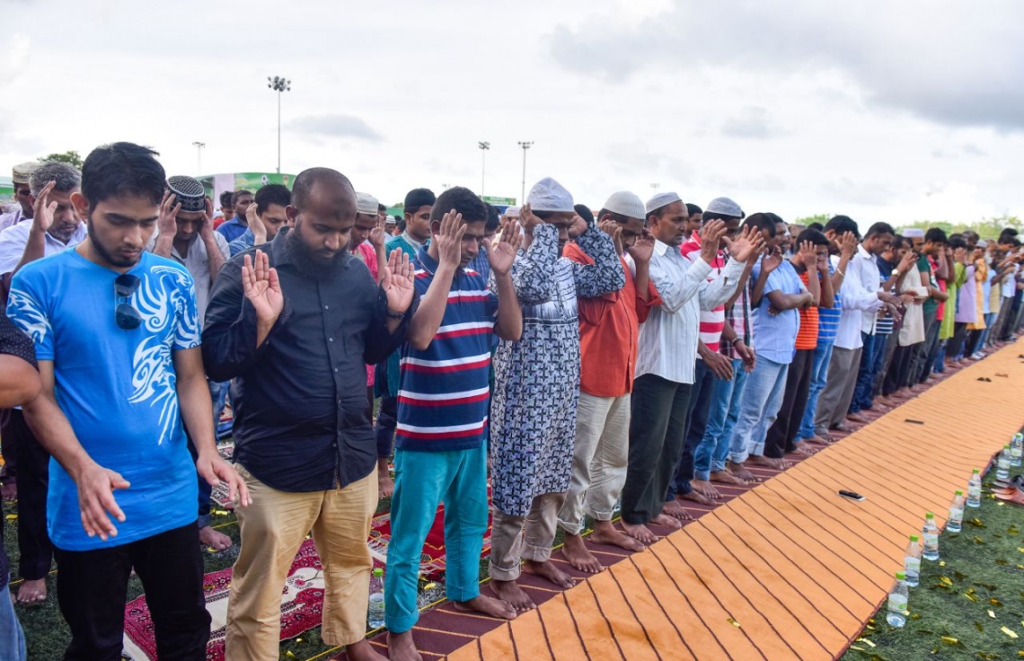 މާލެ: ޖޫން 25، 2017- މާފަންނު ސްޓޭޑިއަމްގައި ބޮޑު ޖަމާއަތުގައި މި އަހަރުގެ ފިތުރު އީދު ނަމާދު ކުރަނީ.---މިހާރު ފޮޓޯ: ނިޝާން އަލީ