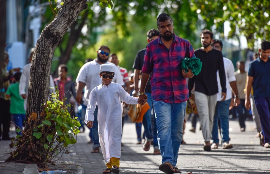 މާލެ: ޖޫން 25، 2017- މާފަންނު ސްޓޭޑިއަމްގައި ބޮޑު ޖަމާއަތުގައި ކުރި މި އަހަރުގެ ފިތުރު އީދު ނަމާދަށް ކުޑަކުއްޖަކު ގޮވައިގެން ދަނީ---މިހާރު ފޮޓޯ: ނިޝާން އަލީ