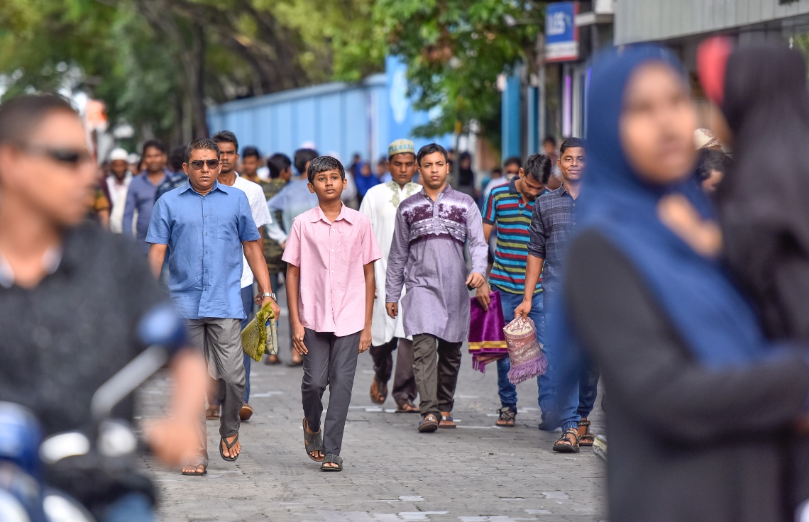 މާލެ: ޖޫން 25، 2017- މާފަންނު ސްޓޭޑިއަމްގައި ބޮޑު ޖަމާއަތުގައި މި އަހަރުގެ ފިތުރު އީދު ނަމާދަށް ބަޔަކު ދަނީ.---މިހާރު ފޮޓޯ: ނިޝާން އަލީ