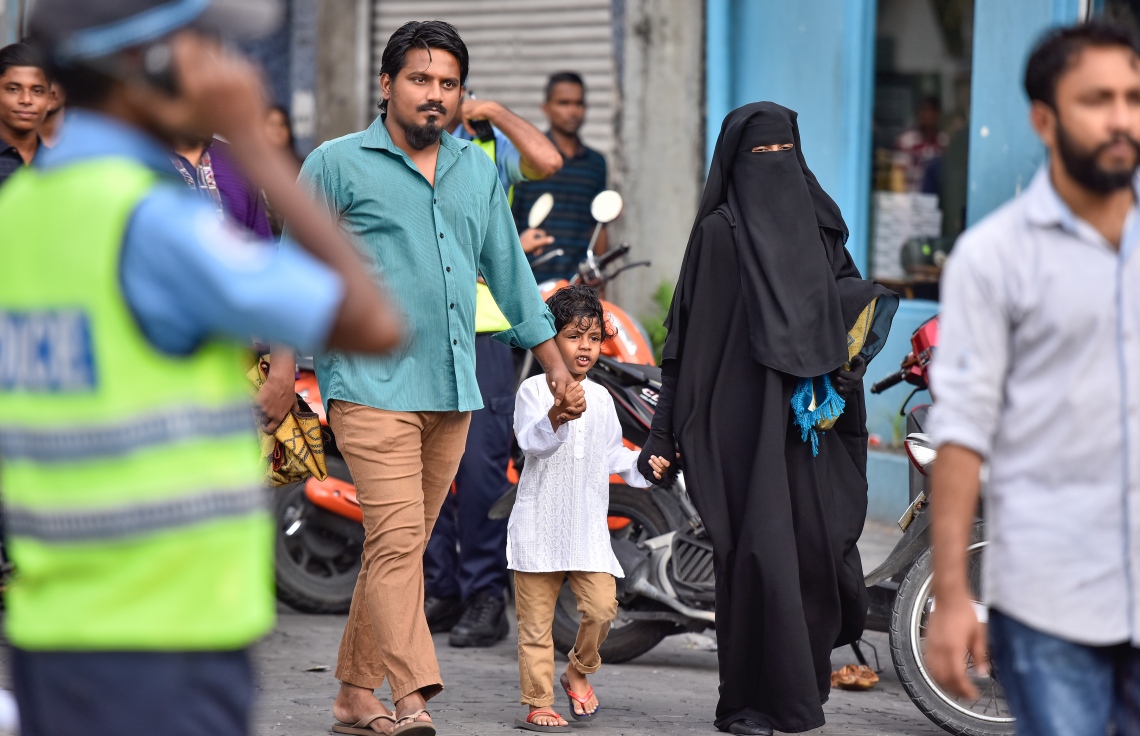 މާލެ: ޖޫން 25، 2017- މާފަންނު ސްޓޭޑިއަމްގައި ބޮޑު ޖަމާއަތުގައި މި އަހަރުގެ ފިތުރު އީދު ނަމާދަށް ކުޑަކުއްޖަކު ގޮވައިގެން މީހަކު ދަނީ.---މިހާރު ފޮޓޯ: ނިޝާން އަލީ