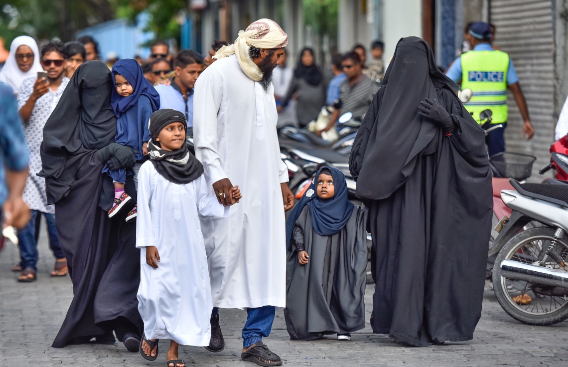 މާލެ: ޖޫން 25، 2017- މާފަންނު ސްޓޭޑިއަމްގައި ބޮޑު ޖަމާއަތުގައި މި އަހަރުގެ ފިތުރު އީދު ނަމާދަށް ކުޑަ ދެ ކުއްޖަކު ގޮވައިގެން ބަޔަކު ދަނީ.---މިހާރު ފޮޓޯ: ނިޝާން އަލީ