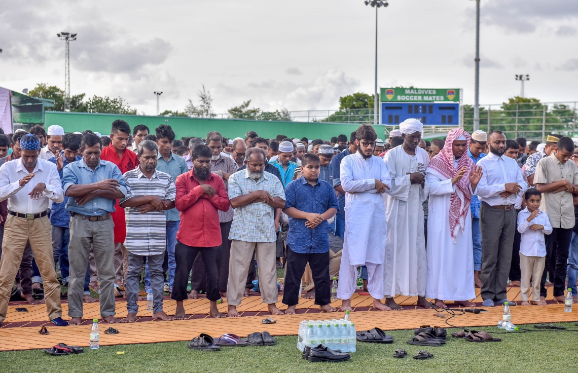 މާލެ: ޖޫން 25، 2017- މާފަންނު ސްޓޭޑިއަމްގައި ބޮޑު ޖަމާއަތުގައި މި އަހަރުގެ ފިތުރު އީދު ނަމާދު ކުރަނީ.---މިހާރު ފޮޓޯ: ނިޝާން އަލީ