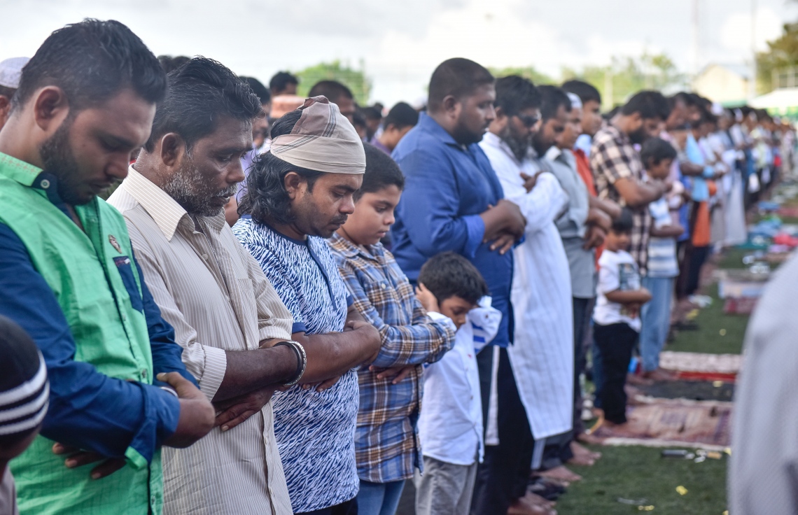 މާލެ: ޖޫން 25، 2017- މާފަންނު ސްޓޭޑިއަމްގައި ބޮޑު ޖަމާއަތުގައި މި އަހަރުގެ ފިތުރު އީދު ނަމާދު ކުރަނީ.---މިހާރު ފޮޓޯ: ނިޝާން އަލީ