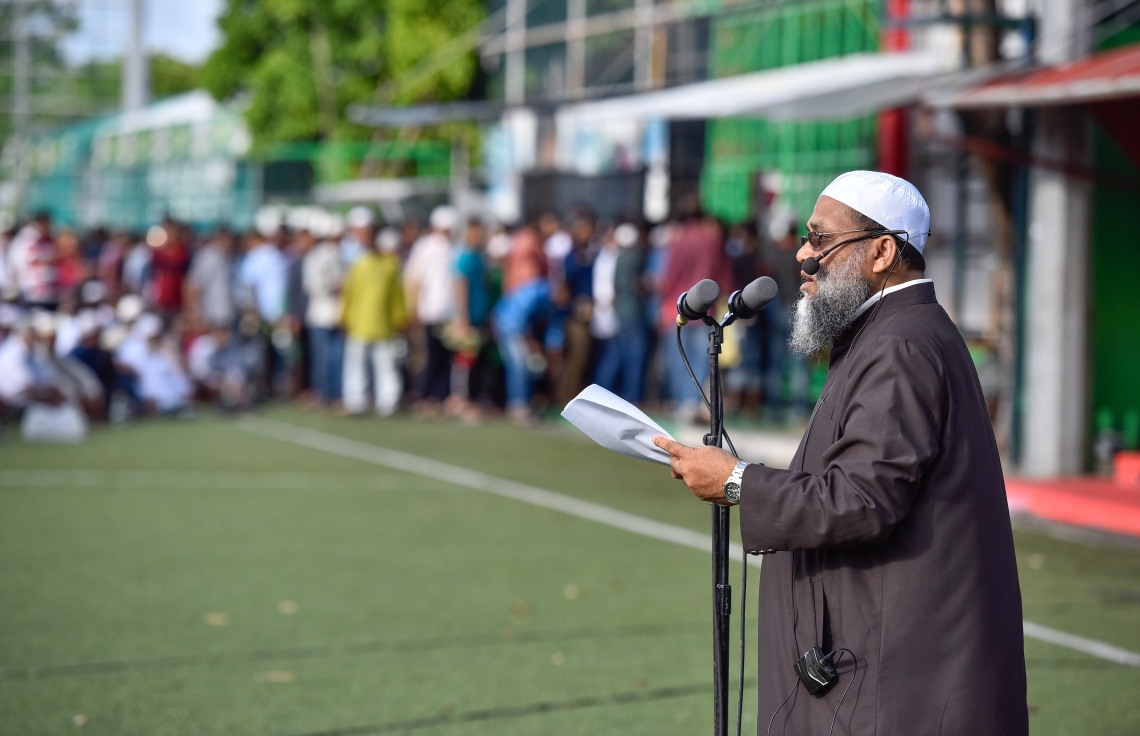 މާލެ: ޖޫން 25، 2017- މާފަންނު ސްޓޭޑިއަމްގައި ބޮޑު ޖަމާއަތުގައި ކުރި މި އަހަރުގެ ފިތުރު އީދު ނަމާދުގައި ޚުތުބާ ވިދާޅުވަނީ.---މިހާރު ފޮޓޯ: ނިޝާން އަލީ