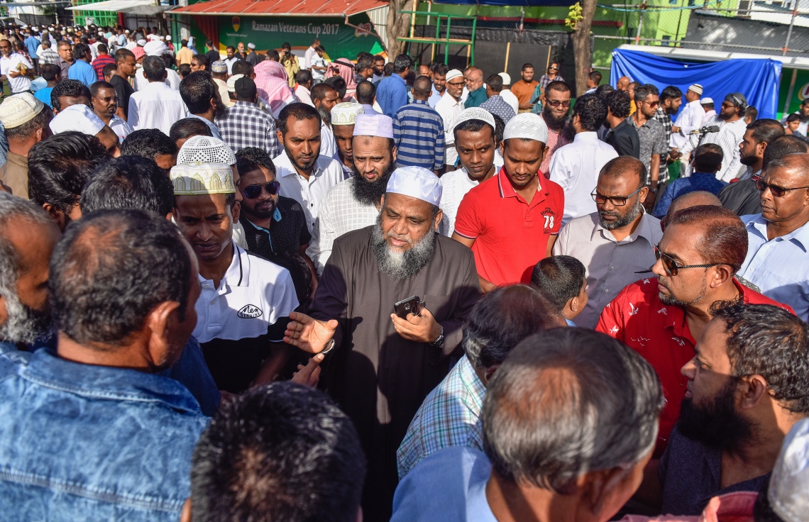 މާލެ: ޖޫން 25، 2017- މާފަންނު ސްޓޭޑިއަމްގައި ބޮޑު ޖަމާއަތުގައި ކުރި މި އަހަރުގެ ފިތުރު އީދު ނަމާދަށް ފަހު، އީދު ތަހުނިއްޔާ ކިޔައި ސަލާމް ކުރަނީ.---މިހާރު ފޮޓޯ: ނިޝާން އަލީ