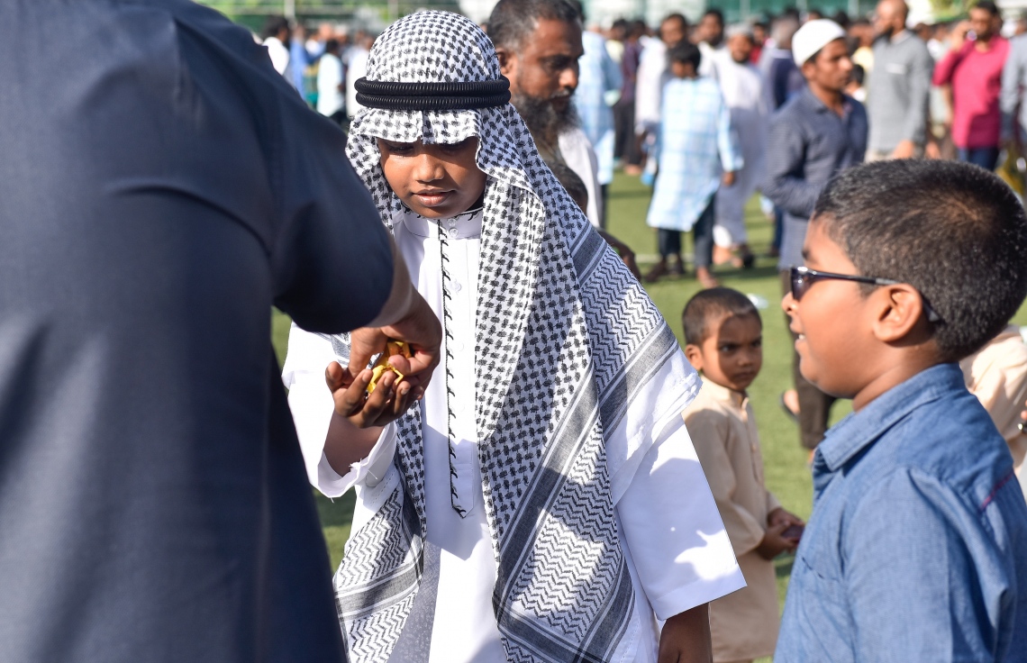 މާލެ: ޖޫން 25، 2017- މާފަންނު ސްޓޭޑިއަމްގައި ބޮޑު ޖަމާއަތުގައި ކުރި މި އަހަރުގެ ފިތުރު އީދު ނަމާދަށް ފަހު، އީދު ތަހުނިއްޔާ ކިޔައި ސަލާމް ކުރަނީ.---މިހާރު ފޮޓޯ: ނިޝާން އަލީ