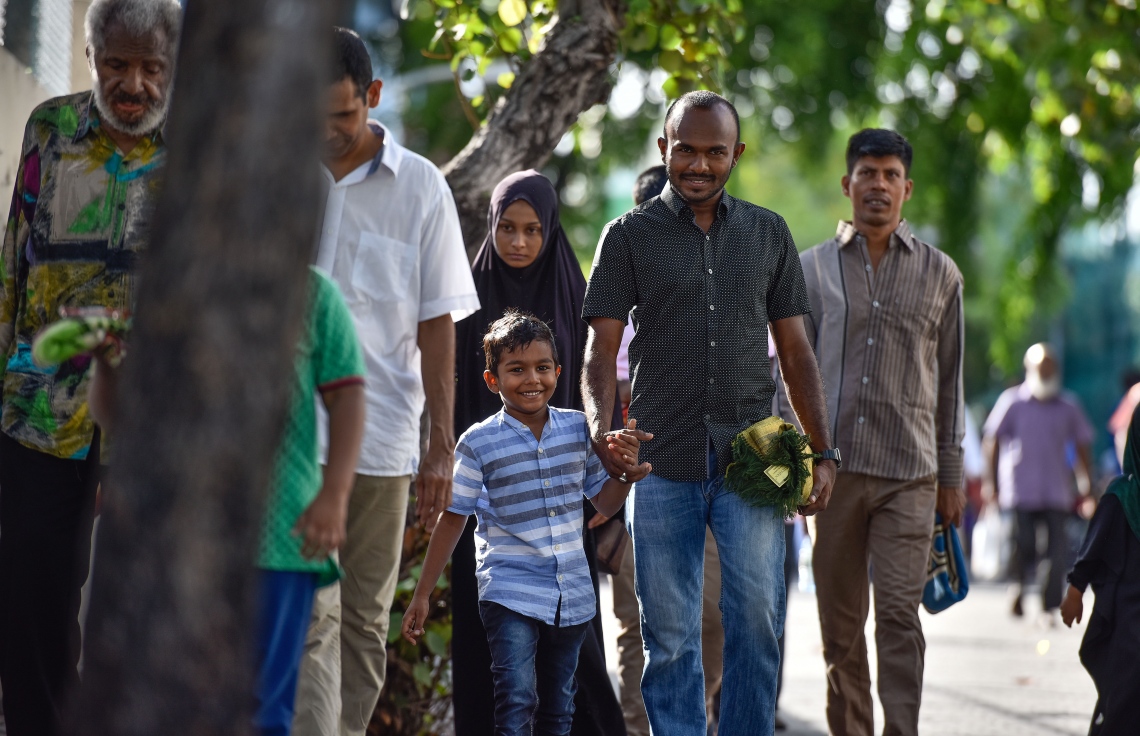 މާލެ: ޖޫން 25، 2017- މާފަންނު ސްޓޭޑިއަމްގައި ބޮޑު ޖަމާއަތުގައި ކުރި މި އަހަރުގެ ފިތުރު އީދު ނަމާދަށް ފަހު ބަޔަކު ދަނީ.---މިހާރު ފޮޓޯ: ނިޝާން އަލީ