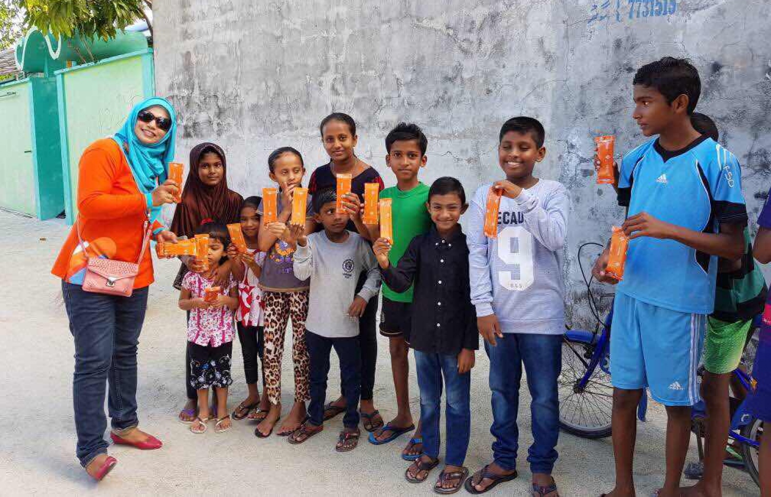 ދިރާގުގެ މުވައްޒަފެއް ކުޑަކުދިންތަކަކަށް އީދު ހަދިޔާ ދިނުމަށް ފަހު ފޮޓޯއަކަށް ހުއްޓިގެން. - ފޮޓޯ: ދިރާގު