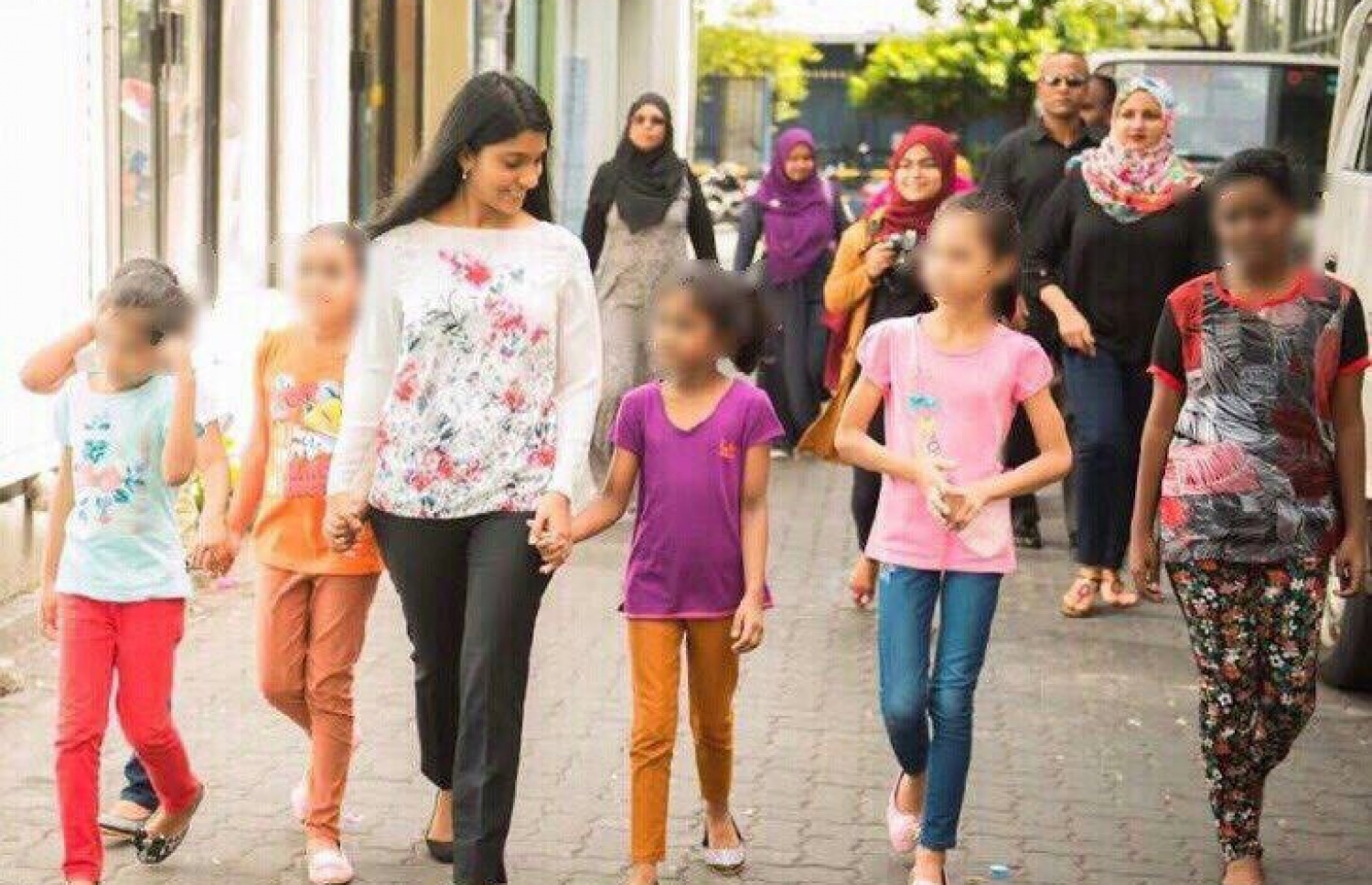 ފިޔަވަތީގައި އުޅޭ ބައެއް ކުދިންނާ އެކު ޖެންޑާ މިނިސްޓަރު ޒެނީޝާ ޝްވެކް ސިނަމާ އަށް ވަޑައިގަންނަވަނީ.---ފޮޓޯ: ޖެންޑާ މިނިސްޓްރީ