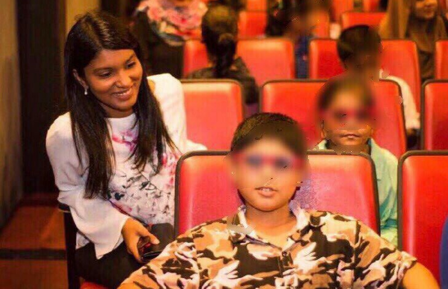 ފިޔަވަތީގައި އުޅޭ ބައެއް ކުދިންނާ އެކު ޖެންޑާ މިނިސްޓަރު ޒެނީޝާ ކާޓޫން ފިލްމެއް ބެއްލެވުމުގައި އީދު ދުވަސް ޝްވެކް ސިނަމާގައި ހޭދަކުރައްވަނީ.---ފޮޓޯ: ޖެންޑާ މިނިސްޓްރީ