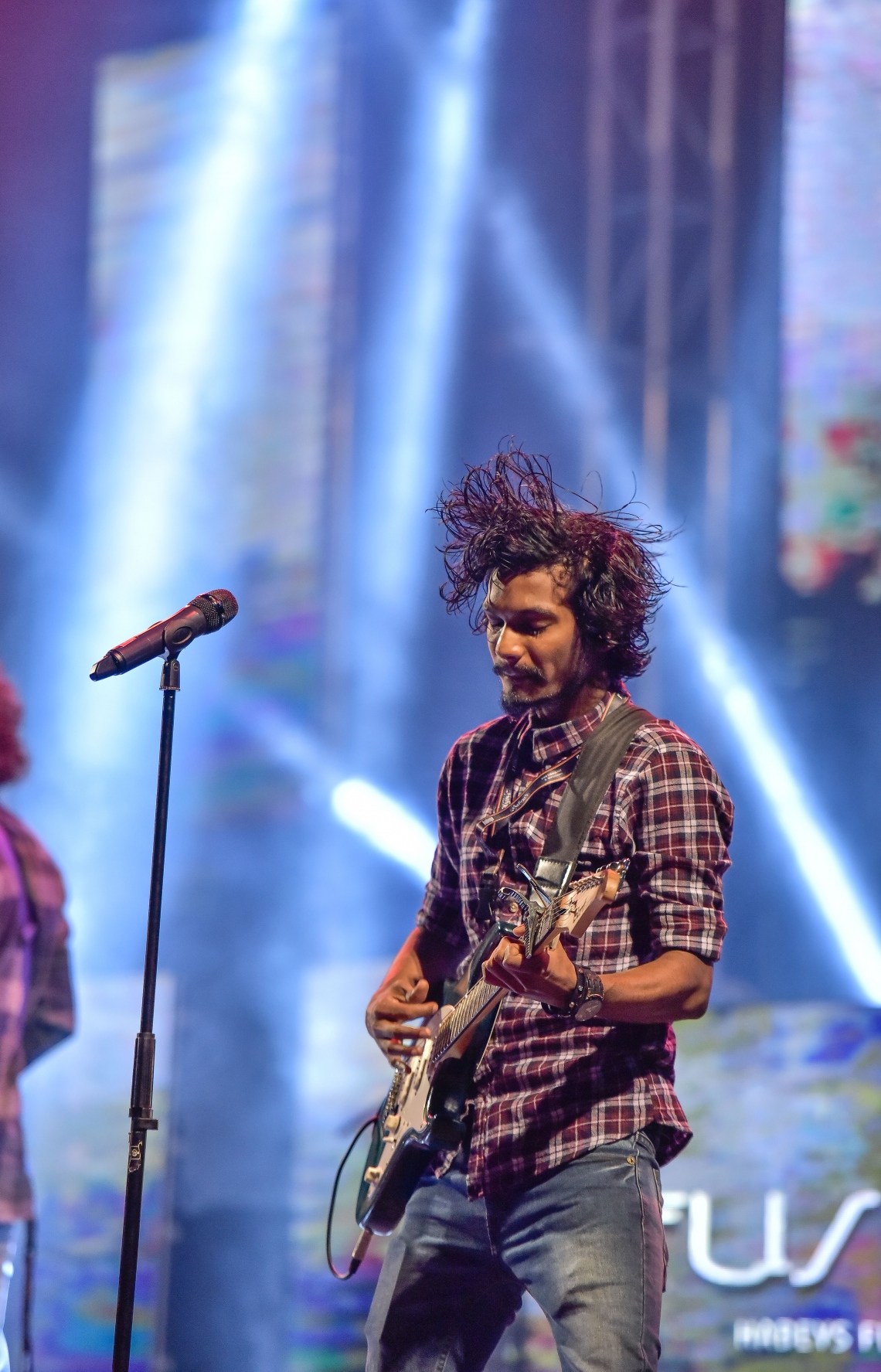 މާލެ: 26 ޖޫން 2017، މި ފިތުރު އީދުގެ އުފަލުގައި ހަބޭސް ބޮޑުބެރު ގުރޫޕުން ބޭއްވި މިއުޒިކް ޝޯގެ ތެރެއިން ހަބޭސް ފިއުޝަން ބޭންޑްގެ ބޮޑުބެ ލަވަކިޔަނީ: މި ޝޯ އަށް ޒުވާނުންގެ ބޮޑު ތަރުހީބެއް ލިބުނު--. ފޮޓޯ:ނިޝާން އަލީ/މިހާރު