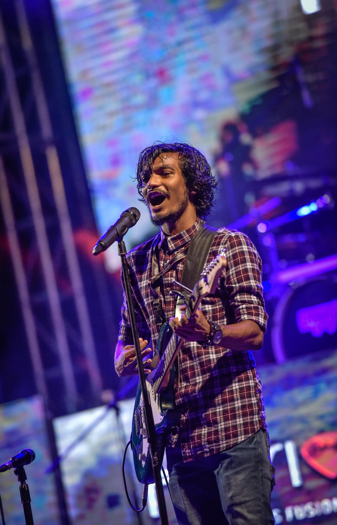 މާލެ: 26 ޖޫން 2017، މި ފިތުރު އީދުގެ އުފަލުގައި ހަބޭސް ބޮޑުބެރު ގުރޫޕުން ބޭއްވި މިއުޒިކް ޝޯގެ ތެރެއިން ހަބޭސް ފިއުޝަން ބޭންޑްގެ ބޮޑުބެ ލަވަކިޔަނީ: މި ޝޯ އަށް ޒުވާނުންގެ ބޮޑު ތަރުހީބެއް ލިބުނު--. ފޮޓޯ:ނިޝާން އަލީ/މިހާރު