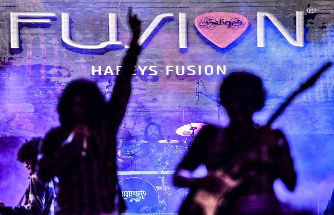 މާލެ: 26 ޖޫން 2017، މި ފިތުރު އީދުގެ އުފަލުގައި ހަބޭސް ބޮޑުބެރު ގުރޫޕުން ބޭއްވި މިއުޒިކް ޝޯގެ ތެރެއިން ހަބޭސް ފިއުޝަން ބޭންޑް: މި ޝޯ އަށް ޒުވާނުންގެ ބޮޑު ތަރުހީބެއް ލިބުނު--. ފޮޓޯ:ނިޝާން އަލީ/މިހާރު