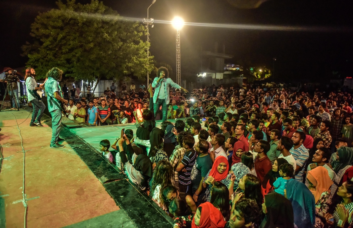 މާލެ: ޖޫން 26، 2017- ފިތުރު އީދުގެ އުފަލުގައި ހަބޭސް ބޮޑުބެރު ގުރޫޕުން ބޭއްވި މިއުޒިކް ޝޯ ގައި ޒުވާނުން މަޖާ ނަގަނީ: މި ޝޯ އަށް ޒުވާނުންގެ ހޫނު ތަރުހީބެއް ލިބުނު.---މިހާރު ފޮޓޯ: ނިޝާން އަލީ