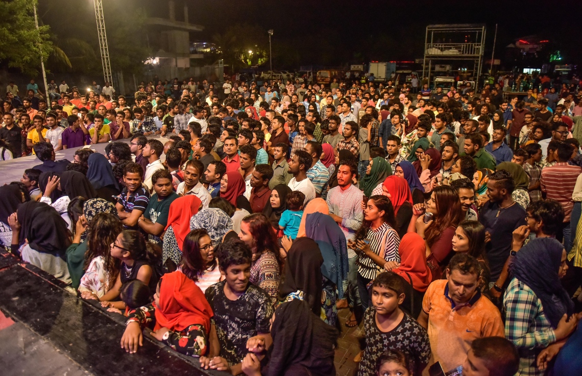 މާލެ: ޖޫން 26، 2017- ފިތުރު އީދުގެ އުފަލުގައި ހަބޭސް ބޮޑުބެރު ގުރޫޕުން ބޭއްވި މިއުޒިކް ޝޯ ގައި ޒުވާނުން މަޖާ ނަގަނީ: މި ޝޯ އަށް ޒުވާނުންގެ ހޫނު ތަރުހީބެއް ލިބުނު.---މިހާރު ފޮޓޯ: ނިޝާން އަލީ