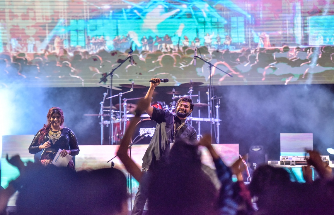 މާލެ: ޖޫން 26، 2017- ފިތުރު އީދުގެ އުފަލުގައި ހަބޭސް ބޮޑުބެރު ގުރޫޕުން ބޭއްވި މިއުޒިކް ޝޯ ގެ ތެރެއިން: މި ޝޯ އަށް ޒުވާނުންގެ ފަރާތުން ލިބުނު ތަރުހީބާ މެދު ހަބޭސް އިން ހިތްހަމަޖެހޭ.---މިހާރު ފޮޓޯ: ނިޝާން އަލީ