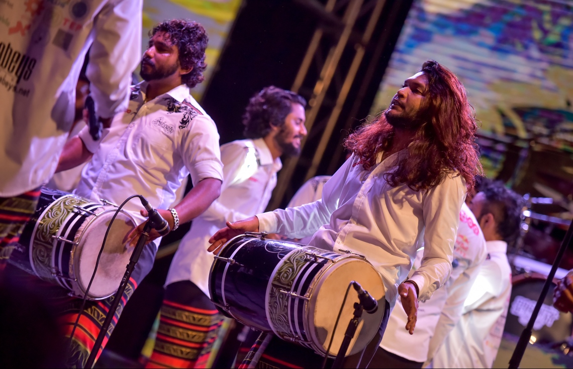 މާލެ: ޖޫން 26، 2017- ފިތުރު އީދުގެ އުފަލުގައި ހަބޭސް ބޮޑުބެރު ގުރޫޕުން ބޭއްވި މިއުޒިކް ޝޯ ގެ ތެރެއިން: މި ޝޯ އަށް ޒުވާނުންގެ ބޮޑު ތަރުހީބެއް ލިބުނު.---މިހާރު ފޮޓޯ: ނިޝާން އަލީ