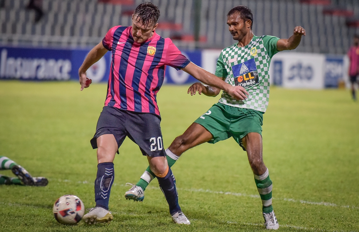 ޔުނައިޓެޑް ވިކްޓަރީގެ ޑޯޑޭ (ވ) އަތުން މާޒިޔާގެ އަޑޭ ބޯޅަ ހޯދަން މަސައްކަތް ކުރަނީ.-- ފޮޓޯ: ނިޝާން އަލީ/ މިހާރު