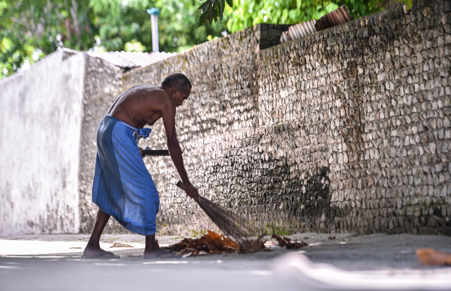 ރަށެއްގެ މަގެއްގެ މަތީ މީހަކު ކުނިކަހަނީ-- ފޮޓޯ: މިހާރު