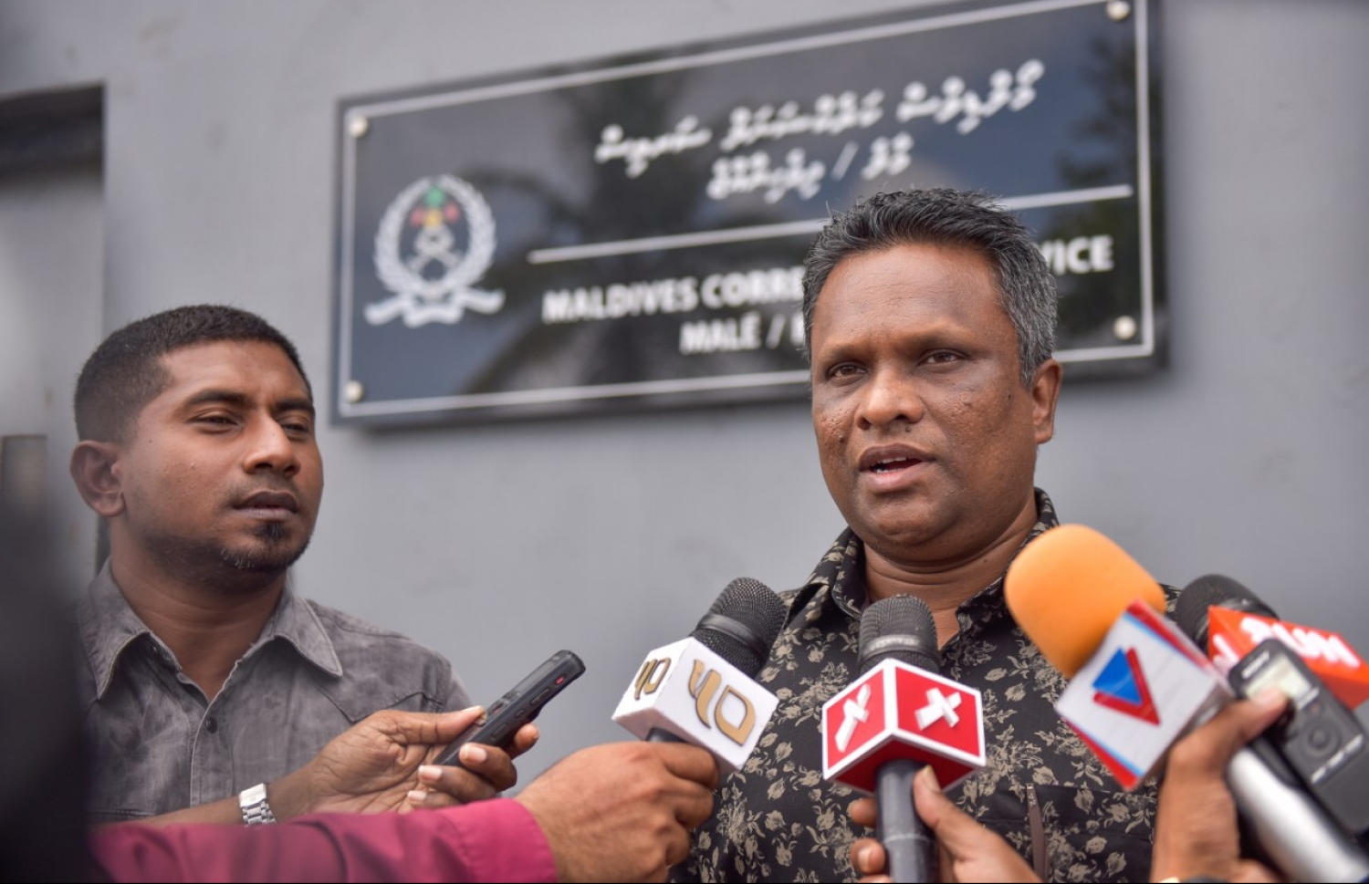 ނާޒިމްގެ ކޮއްކޮ އާޒިމް މާލޭ ޖަލުގެ ކުރިމަތީގައި ގަލޮޅު ދެކުނު ދާއިރާގެ މެމްބަރު އަހުމަދު މަހްލޫފާ އެކު އިއްޔެ ނޫސްވެރިންނާ ވާހަކަ ދައްކަވަނީ.---މިހާރު ފޮޓޯ: ނިޝާން އަލީ