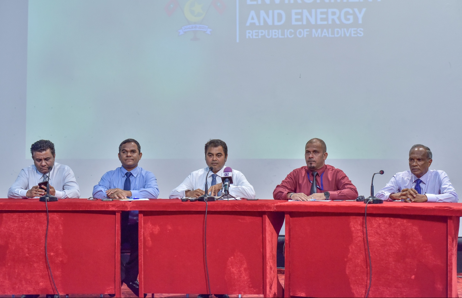 ކަރަންޓުގެ އަގަށް ގެނައި ބަދަލާ ބެހޭ ކަރަންޓުގެ ހިދުމަތްދޭ ކުންފުނިތަކުގެ އިސްވެރިންނާއެކު އެނާޖީ މިނިސްޓަރު ތޯރިގު ނޫސްވެރިންނާ މިއަދު ބައްދަލުކުރައްވަނީ. ފޮޓޯ: ނިޝާން އަލީ /މިހާރު