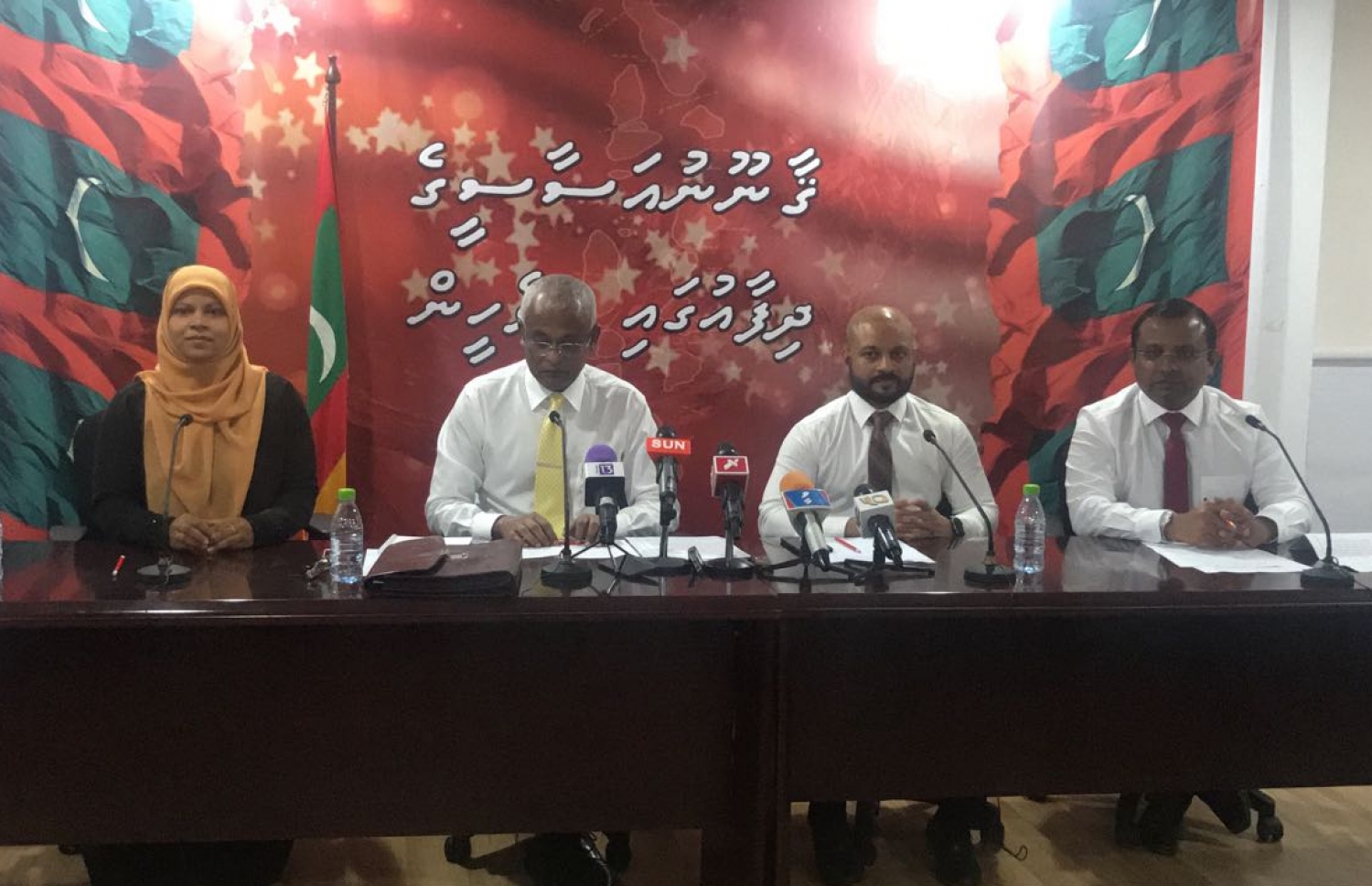 މަޖިލީހުގެ ރައީސްގެ އިތުބާރު ނެތް ކަމުގެ މައްސަލަ ހުށަހެޅުމަށް ފަހު އިދިކޮޅު ޕާޓީތަކުން ނޫސްވެރިންނާ ވާހަކަ ދައްކަވަނީ. --ފޮޓޯ/މިހާރު