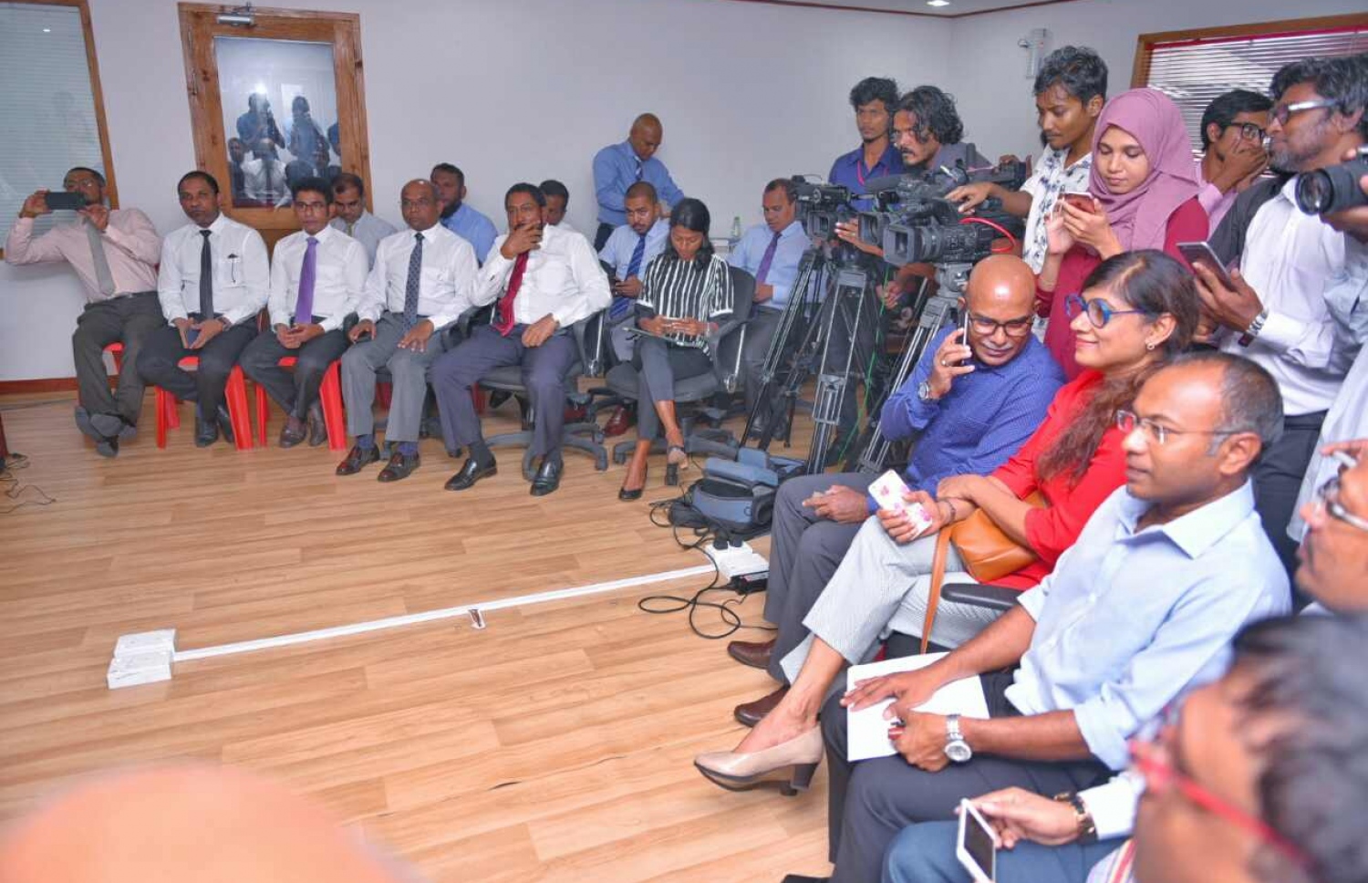 އިދިކޮޅު މެމްބަރުންނާއި ޕާޓީތަކުގެ އިސް ބައެއް ބޭފުޅުން ނިއުސް ކޮންފަރެންސް އަޑު އައްސަވަނީ: މެމްބަރުން ވިދާޅުވީ  މަސީހުގެ ވޯޓު މިހާރު ކާމިޔާބުވެފައިވާ ކަމަށް. --ފޮޓޯ: ހުސެއިން ވަހީދު/ މިހާރު