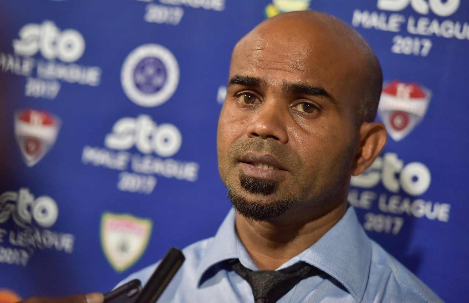 ޓީސީގެ ކޯޗު މުހައްމަދު ނިޒާމް (ނިޒާމްބެ) ނޫސްވެރިންގެ ބައްދަލުވުމުގައި ވާހަކަ ދައްކަނީ.-- ފޮޓޯ:ހުސެއިން ވަހީދު/މިހާރު