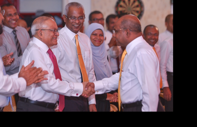 އިދިކޮޅު ޖަލްސާއަށް ފުލުހުން މަގު ބަންދެއް ނުކޮށްދިން