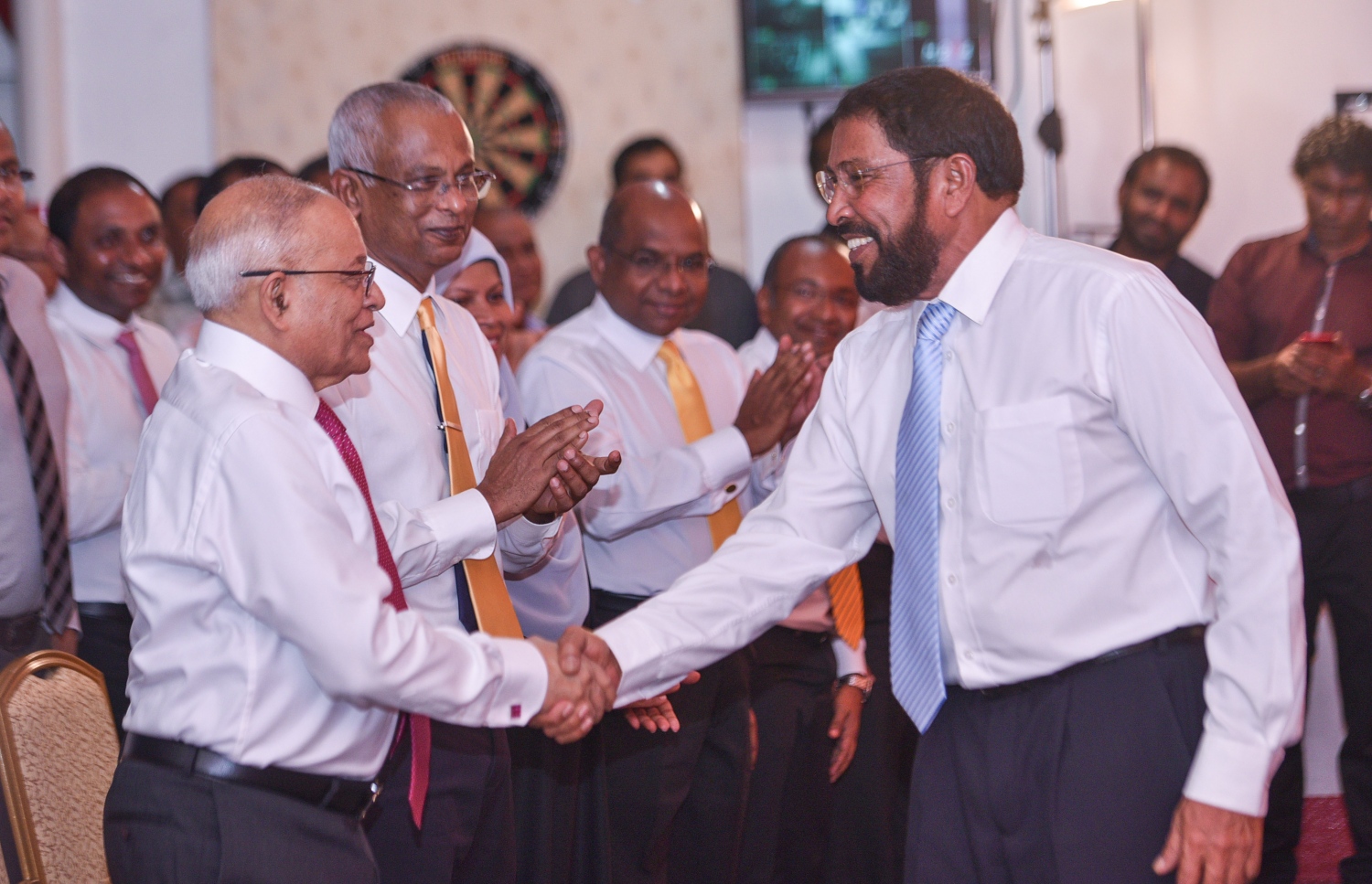 އިދިކޮޅު ފަރާތްތަކުގެ ޖަލްސާއެއްގައި މައުމޫން ބައިވެރިވެވަޑައިގަންނަވަނީ: ޕީޕީއެމްގެ ތެރެއިން އިސްލާހު ގެންނަވަން ކުރެއްވި މަސައްކަތް ނާކާމިޔާބުވުމުން އެމަނިކުފާނު ވަނީ އިދިކޮޅު ފަރާތްތަކާ ގުޅިވަޑައިގެންފައި. ---މިހާރު ފޮޓޯ: ހުސައިން ވަހީދު