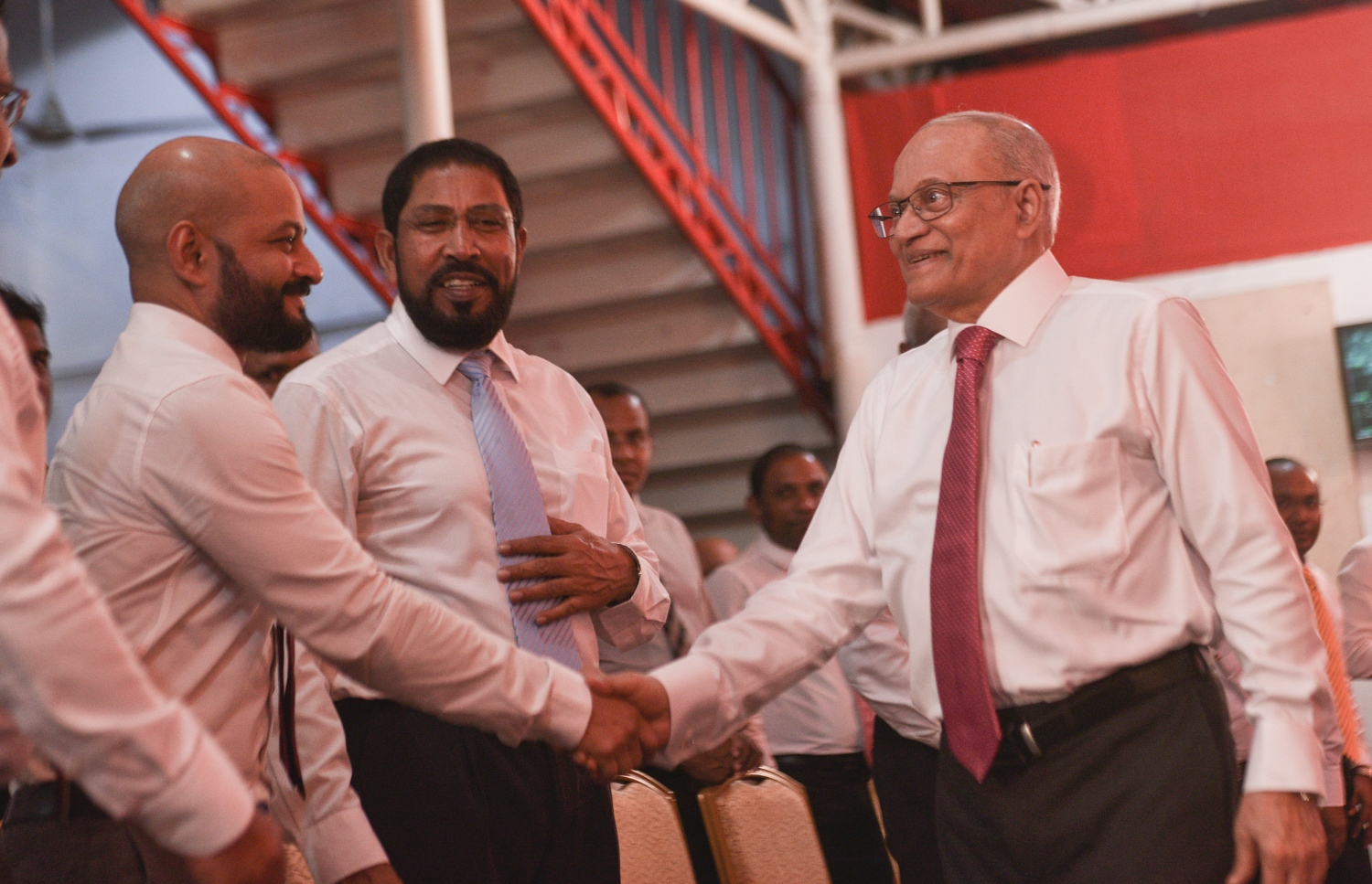 ރައްޔިތުންގެ މަޖިލީހުގެ ރައީސް އަބްދުﷲ މަސީހުގެ އިތުބާރު ނެތް ކަމުގެ މައްސަލަ 45 މެމްބަރުންގެ ސޮޔާ އެކު މަޖިލީހަށް ހުށަހެޅުމަށް ފަހު، އިދިކޮޅު ފަރާތްތަކުން ކުނޫޒްގައި ބޭއްވި ހާއްސަ ޖަލްސާގައި ރައީސް މައުމޫނާއި ދަރިކަލުން ފާރިސް ސަލާމް ކުރައްވަނީ. --މިހާރު ފޮޓޯ: ހުސައިން ވަހީދު