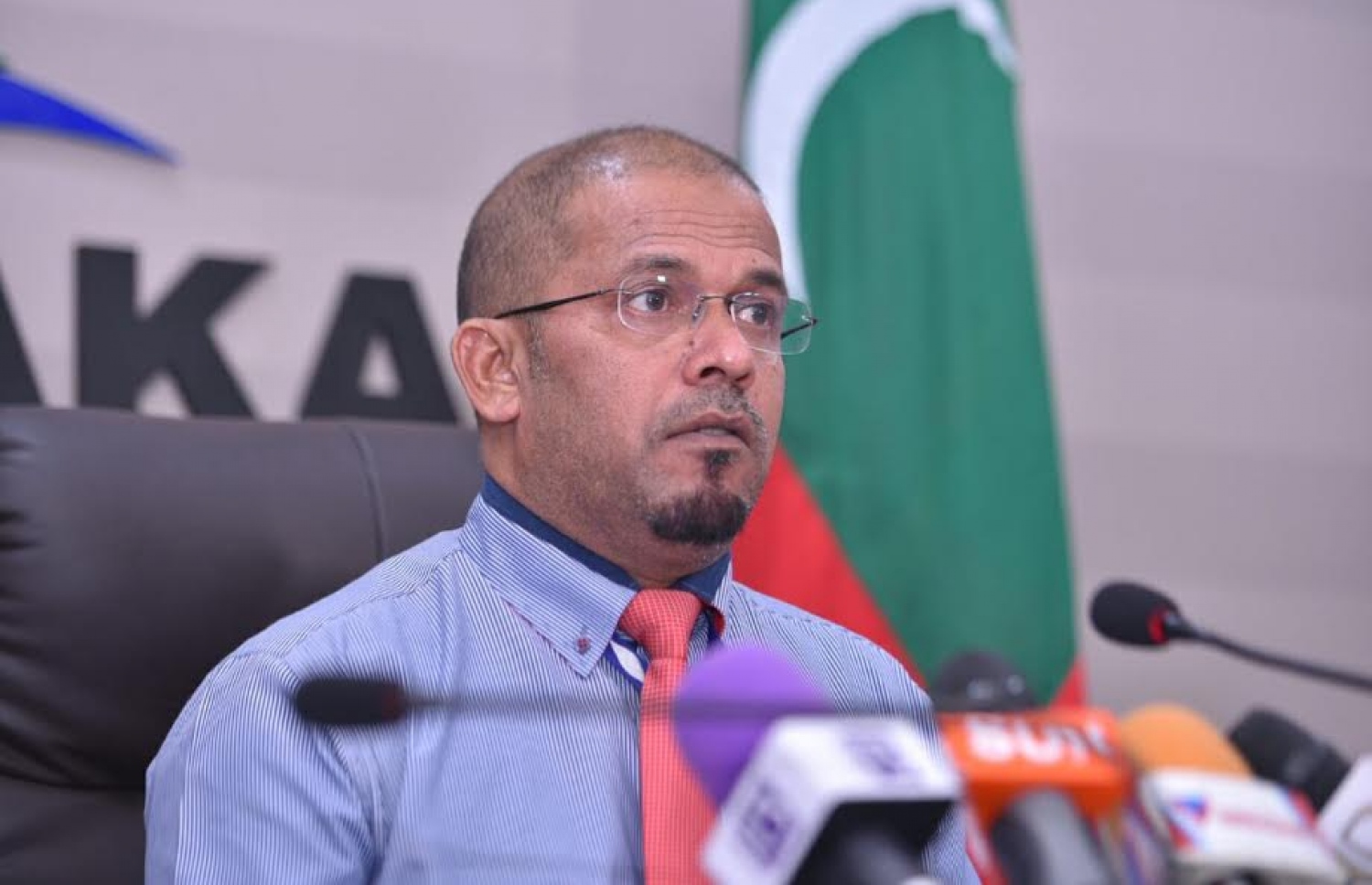 ފެނަކަ ކޯޕަރޭޝަނުން ފިއުލް ސާޗާޖު އުނިކުރުމުން ކަރަންޓުގެ އަގަށް އައި ބަދަލާ ބެހޭ ގޮތުން، އެ ކުންފުނީގެ މެނޭޖިން ޑިރެކްޓަރު ޝަރީފް މިއަދު ނޫސްވެރިންނާ ވާހަކަ ދައްކަވަނީ.---މިހާރު ފޮޓޯ: ހުސެއިން ވަހީދު