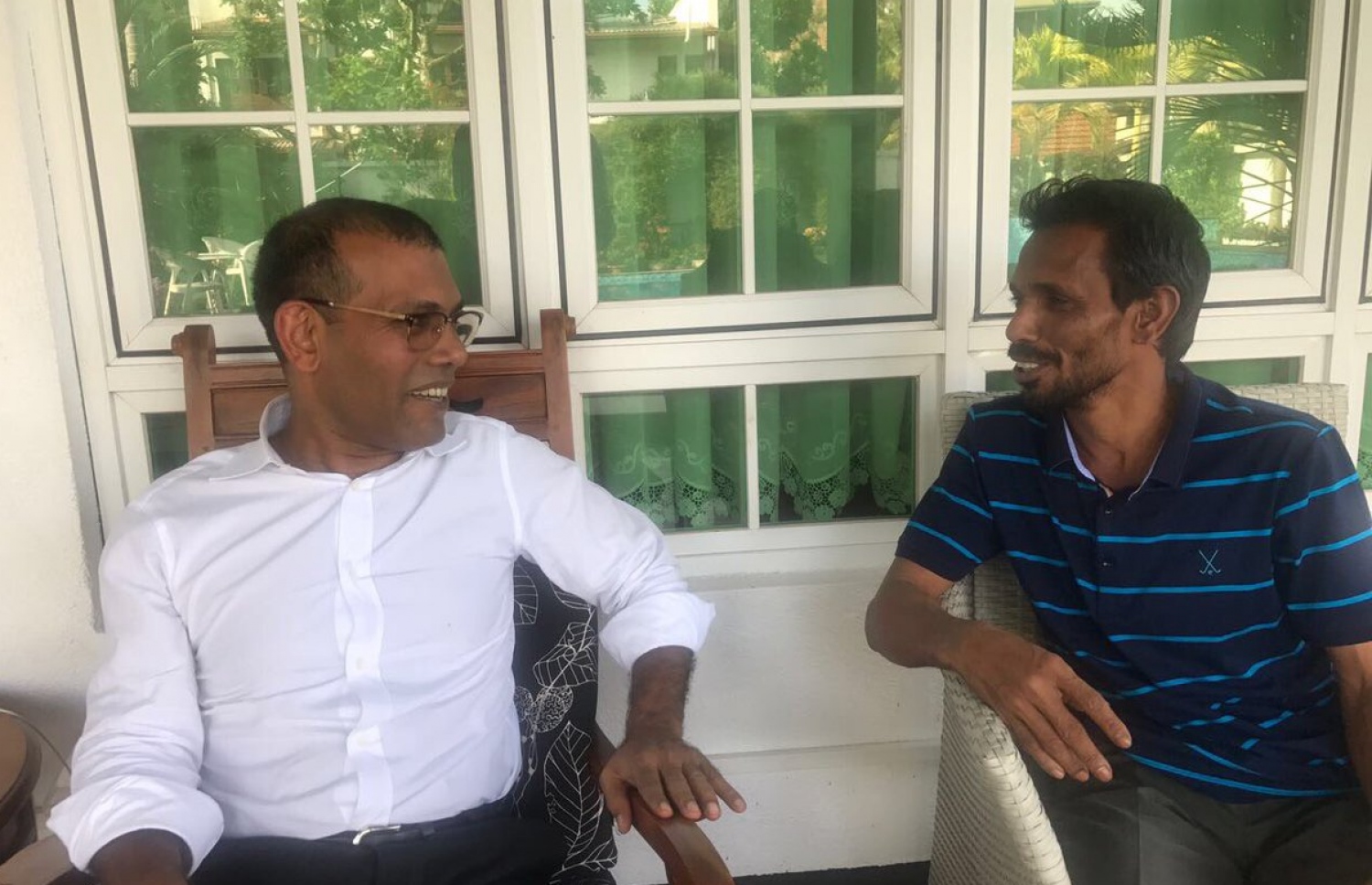 ރައްޔިތުންގެ މަޖިލީހުގެ ރައީސް މަސީހްގެ އިތުބާރު ނެތްކަމުގެ މައްސަލައިގެ ލިޔުމުގައި ސޮއިކުރެއްވި ޕީޕީއެމްގެ 10 މެމްބަރުންގެ ތެރޭގައި ހިމެނޭ، އިހަވަންދޫ ދާއިރާގެ މެމްބަރު މުހައްމަދު އަބްދުﷲ (މުހަންމާ) އާ ނަޝީދު މިދިޔަ ބުދަދުވަހު ސްރީ ލަންކާގައި ބައްދަލުކުރައްވަނީ.---ފޮޓޯ: އެމްޑީޕީ