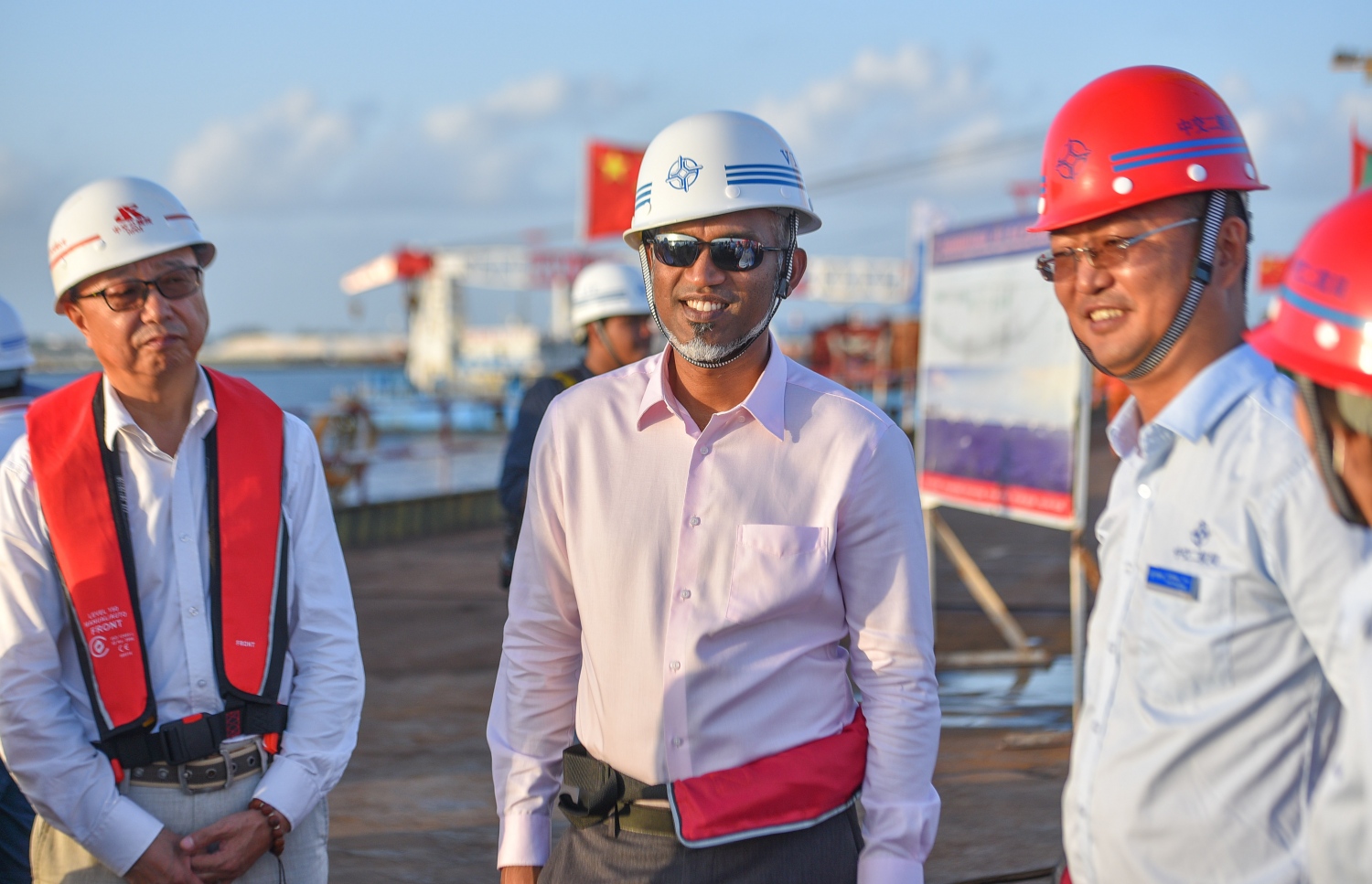 ސިނަމާލެ ބްރިޖުގެ މަސައްކަތް ކުރިއަށް ގެންދިޔަ ގޮތް 2017 ގައި އޭރުގެ ހައުސިން މިނިސްޓަރު ޑރ. މުއިއްޒު ބައްލަވަނީ: ބްރިޖު ނިންމުމުގައި އޭނާގެ ހިއްސާ ވަރަށް ބޮޑު.---ފައިލް ފޮޓޯ: މިހާރު