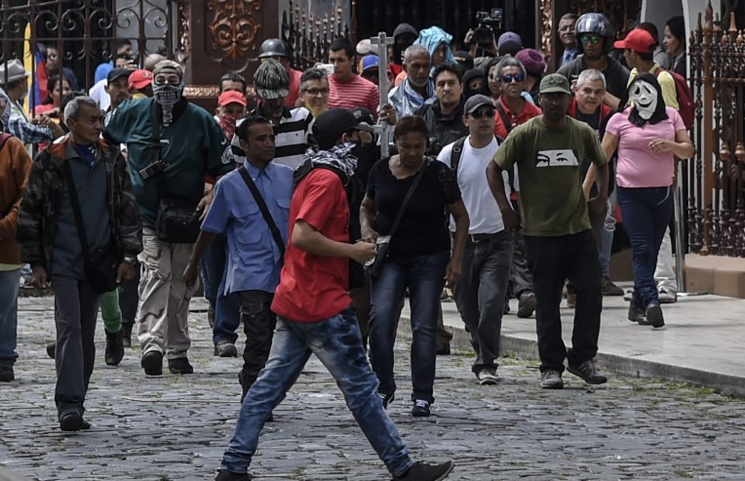 ވެނެޒުއެލާގެ ސަރުކާރަށް ތާއީދުކުރާ މީހުން ޕާލަމެންޓަށް ވަންނަން ދަނީ. --ފޮޓޯ:އޭއެފްޕީ