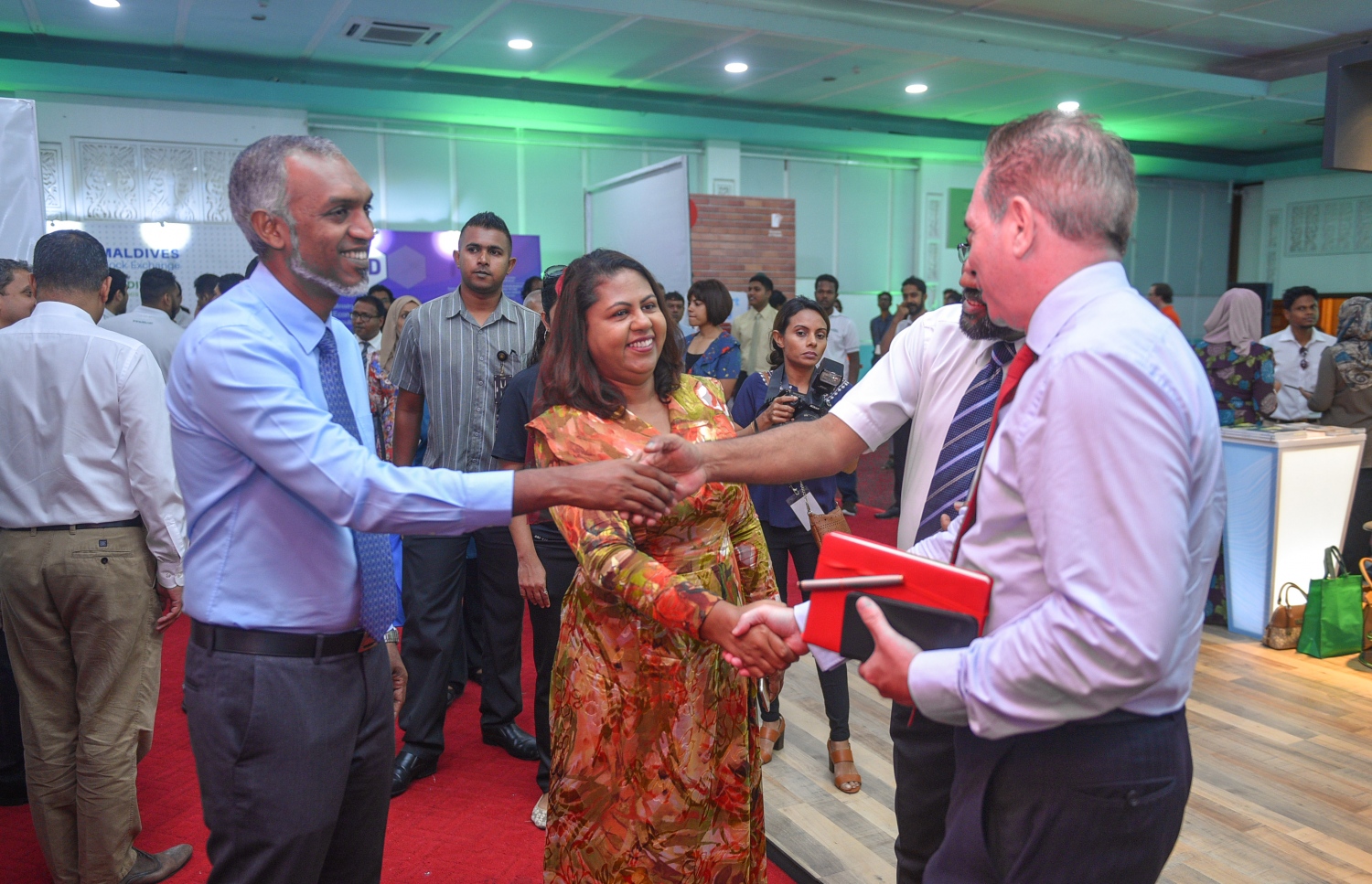 "މޯލްޑިވްސް ފައިނޭންޝަލް އެކްސްޕޯ" ހުޅުވުމުގެ ރަސްމިއްޔާތުގައި ގަވަރުނަރު އަޒީމާ ބީއެމްއެލްގެ ސީއީއޯ އެންޑްރޫއާ ސަލާންކުރައްވަނީ --ފޮޓޯ: ހުސެއިން ވަހީދު /މިހާރު