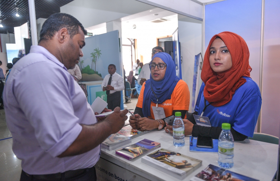 މާލެ: ޖުލައި 6، 2017- ދަތުރުފަތުރުކުރުމާ ބެހޭ މައުލޫމާތު ދިވެހިންނާއި ރާއްޖޭގައި ވަޒީފާ އަދާކުރާ ބޭރު މީހުންނަށް ފޯރުކޮށްދިނުމަށް ހައިރައިސް އިން އިންތިޒާމުކޮށްގެން ބާއްވާ މި އަހަރުގެ ވެކޭޝަންސް އެކްސްޕޯގައި ހުރި އިނަމޯލްޑިވްސްގެ ސްޓޯލް އިން މީހަކު މައުލޫމާތު ހޯދަނީ: އާޓް ގެލެރީގައި ކުރިއަށް ގެންދާ މި އެކްސްޕޯ އޮންނާނީ އަންނަ ހޮނިހިރުދުވަހުގެ ނިޔަލަށް.---މިހާރު ފޮޓޯ: ހުސެއިން ވަހީދު