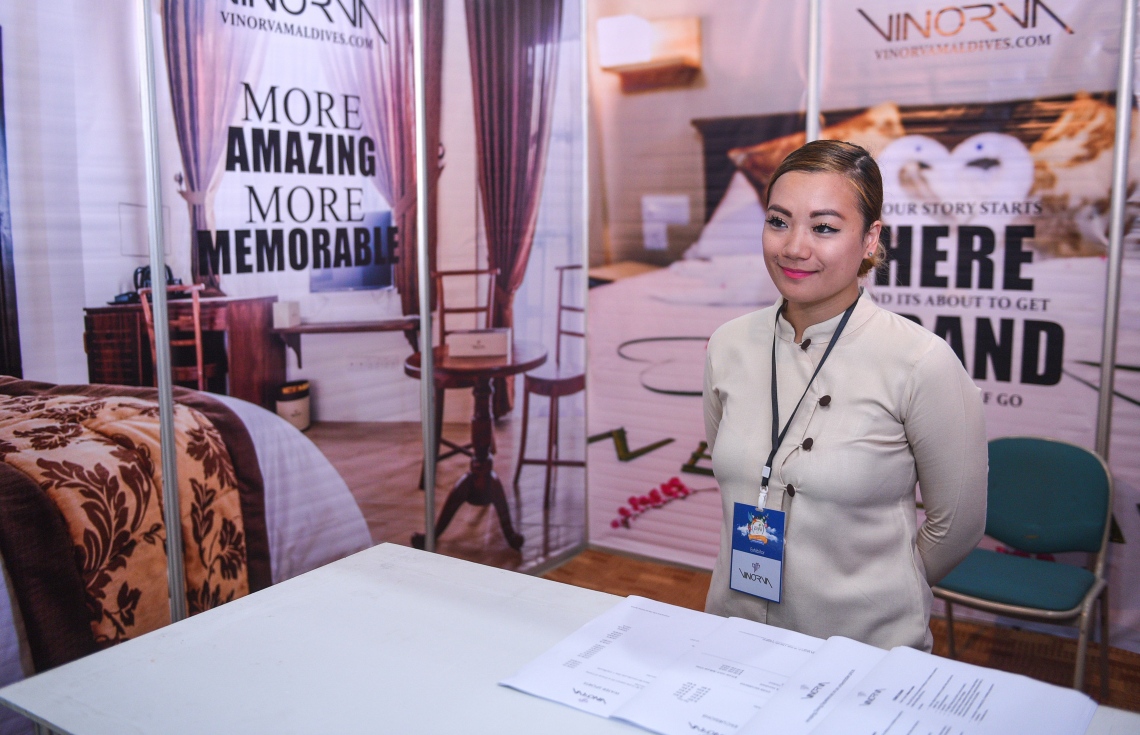 މާލެ: ޖުލައި 6، 2017- ދަތުރުފަތުރުކުރުމާ ބެހޭ މައުލޫމާތު ދިވެހިންނާއި ރާއްޖޭގައި ވަޒީފާ އަދާކުރާ ބޭރު މީހުންނަށް ފޯރުކޮށްދިނުމަށް ހައިރައިސް އިން އިންތިޒާމުކޮށްގެން ބާއްވާ މި އަހަރުގެ ވެކޭޝަންސް އެކްސްޕޯގެ ސްޓޯލެއްގައި އެތަނުގެ މުވައްޒަފަކު މަޑުކޮށްލައިގެން: އާޓް ގެލެރީގައި ކުރިއަށް ގެންދާ މި އެކްސްޕޯ އޮންނާނީ އަންނަ ހޮނިހިރުދުވަހުގެ ނިޔަލަށް.---މިހާރު ފޮޓޯ: ހުސެއިން ވަހީދު