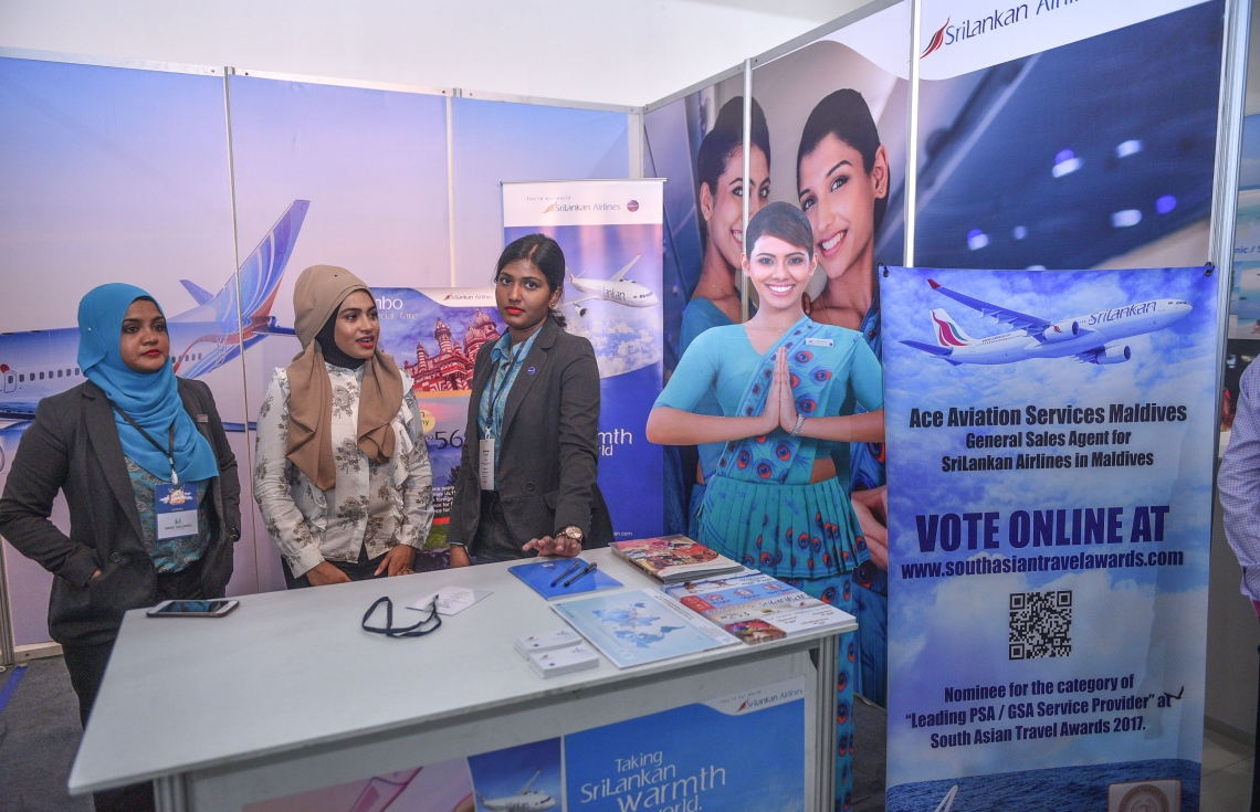 މާލެ: ޖުލައި 6، 2017- ދަތުރުފަތުރުކުރުމާ ބެހޭ މައުލޫމާތު ދިވެހިންނާއި ރާއްޖޭގައި ވަޒީފާ އަދާކުރާ ބޭރު މީހުންނަށް ފޯރުކޮށްދިނުމަށް ހައިރައިސް އިން އިންތިޒާމުކޮށްގެން ބާއްވާ މި އަހަރުގެ ވެކޭޝަންސް އެކްސްޕޯގައި ހުރި ސްރީލަންކަން އެއާލައިންސްގެ މުވައްޒަފުންތަކެއް އެ ސްޓޯލްގައި މަޑުކޮށްލައިގެން: އާޓް ގެލެރީގައި ކުރިއަށް ގެންދާ މި އެކްސްޕޯ އޮންނާނީ އަންނަ ހޮނިހިރުދުވަހުގެ ނިޔަލަށް.---މިހާރު ފޮޓޯ: ހުސެއިން ވަހީދު