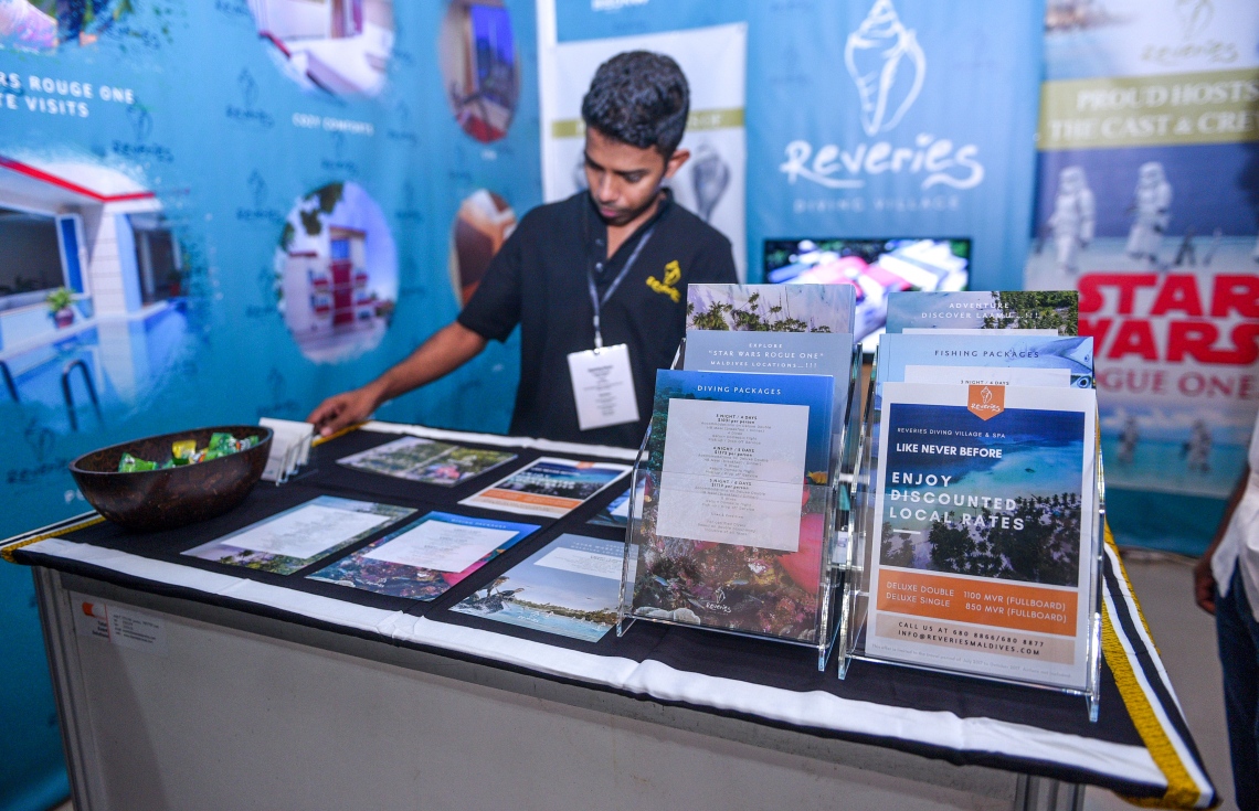 މާލެ: ޖުލައި 6، 2017- ދަތުރުފަތުރުކުރުމާ ބެހޭ މައުލޫމާތު ދިވެހިންނާއި ރާއްޖޭގައި ވަޒީފާ އަދާކުރާ ބޭރު މީހުންނަށް ފޯރުކޮށްދިނުމަށް ހައިރައިސް އިން އިންތިޒާމުކޮށްގެން ބާއްވާ މި އަހަރުގެ ވެކޭޝަންސް އެކްސްޕޯގެ ސްޓޯލެއްގައި އެތަނުގެ މުވައްޒަފަކު މަޑުކޮށްލައިގެން: އާޓް ގެލެރީގައި ކުރިއަށް ގެންދާ މި އެކްސްޕޯ އޮންނާނީ އަންނަ ހޮނިހިރުދުވަހުގެ ނިޔަލަށް.---މިހާރު ފޮޓޯ: ހުސެއިން ވަހީދު