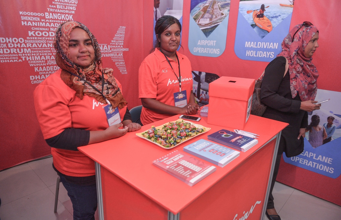 މާލެ: ޖުލައި 6، 2017- ދަތުރުފަތުރުކުރުމާ ބެހޭ މައުލޫމާތު ދިވެހިންނާއި ރާއްޖޭގައި ވަޒީފާ އަދާކުރާ ބޭރު މީހުންނަށް ފޯރުކޮށްދިނުމަށް ހައިރައިސް އިން އިންތިޒާމުކޮށްގެން ބާއްވާ މި އަހަރުގެ ވެކޭޝަންސް އެކްސްޕޯގައި ހުރި މޯލްޑިވިއަންގެ ސްޓޯލެއްގެ މުވައްޒަފުންތަކެއް އެ ސްޓޯލްގައި މަޑުކޮށްލައިގެން: އާޓް ގެލެރީގައި ކުރިއަށް ގެންދާ މި އެކްސްޕޯ އޮންނާނީ އަންނަ ހޮނިހިރުދުވަހުގެ ނިޔަލަށް.---މިހާރު ފޮޓޯ: ހުސެއިން ވަހީދު