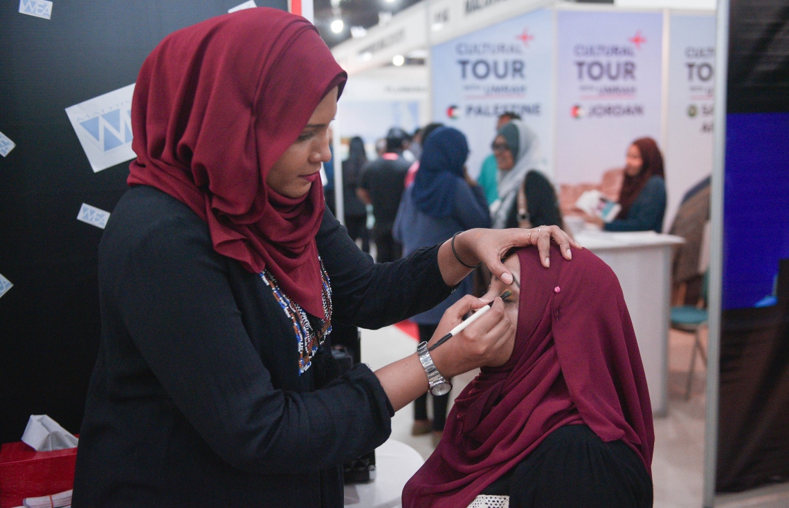 މާލެ: ޖުލައި 6، 2017- ދަތުރުފަތުރުކުރުމާ ބެހޭ މައުލޫމާތު ދިވެހިންނާއި ރާއްޖޭގައި ވަޒީފާ އަދާކުރާ ބޭރު މީހުންނަށް ފޯރުކޮށްދިނުމަށް ހައިރައިސް އިން އިންތިޒާމުކޮށްގެން ބާއްވާ މި އަހަރުގެ ވެކޭޝަންސް އެކްސްޕޯގެ ތެރެއިން: އާޓް ގެލެރީގައި ކުރިއަށް ގެންދާ މި އެކްސްޕޯ އޮންނާނީ އަންނަ ހޮނިހިރުދުވަހުގެ ނިޔަލަށް.---މިހާރު ފޮޓޯ: ހުސެއިން ވަހީދު