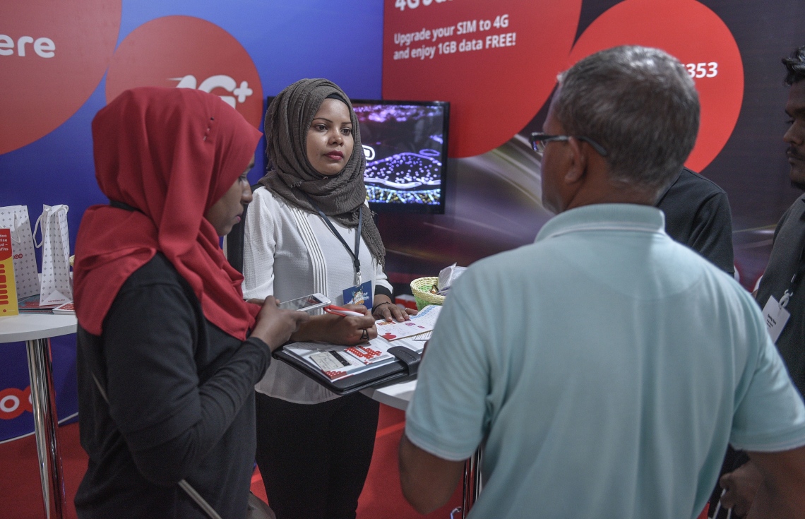 މާލެ: ޖުލައި 6، 2017- ދަތުރުފަތުރުކުރުމާ ބެހޭ މައުލޫމާތު ދިވެހިންނާއި ރާއްޖޭގައި ވަޒީފާ އަދާކުރާ ބޭރު މީހުންނަށް ފޯރުކޮށްދިނުމަށް ހައިރައިސް އިން އިންތިޒާމުކޮށްގެން ބާއްވާ މި އަހަރުގެ ވެކޭޝަންސް އެކްސްޕޯގައި ހުރި އުރީދޫގެ ސްޓޯލަކުން މީހަކަށް މައުލޫމާތު ދެނީ: އާޓް ގެލެރީގައި ކުރިއަށް ގެންދާ މި އެކްސްޕޯ އޮންނާނީ އަންނަ ހޮނިހިރުދުވަހުގެ ނިޔަލަށް.---މިހާރު ފޮޓޯ: ހުސެއިން ވަހީދު