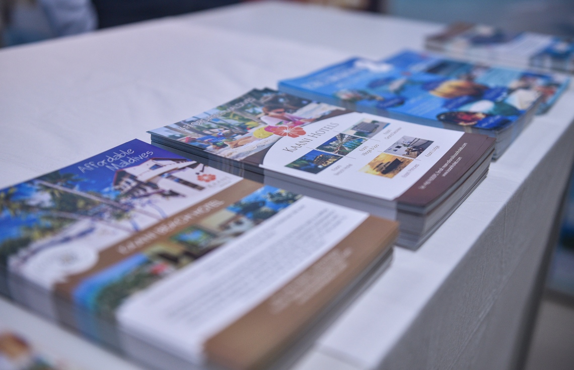 މާލެ: ޖުލައި 6، 2017- ދަތުރުފަތުރުކުރުމާ ބެހޭ މައުލޫމާތު ދިވެހިންނާއި ރާއްޖޭގައި ވަޒީފާ އަދާކުރާ ބޭރު މީހުންނަށް ފޯރުކޮށްދިނުމަށް ހައިރައިސް އިން އިންތިޒާމުކޮށްގެން ބާއްވާ މި އަހަރުގެ ވެކޭޝަންސް އެކްސްޕޯގެ ސްޓޯލެއްގައި ބަހައްޓާފައި ހުރި، ރާއްޖެއާ ބެހޭ މައުލޫމާތު ހިމެނޭ ބްރޯޝަރުތަކެއް: އާޓް ގެލެރީގައި ކުރިއަށް ގެންދާ މި އެކްސްޕޯ އޮންނާނީ އަންނަ ހޮނިހިރުދުވަހުގެ ނިޔަލަށް.---މިހާރު ފޮޓޯ: ހުސެއިން ވަހީދު