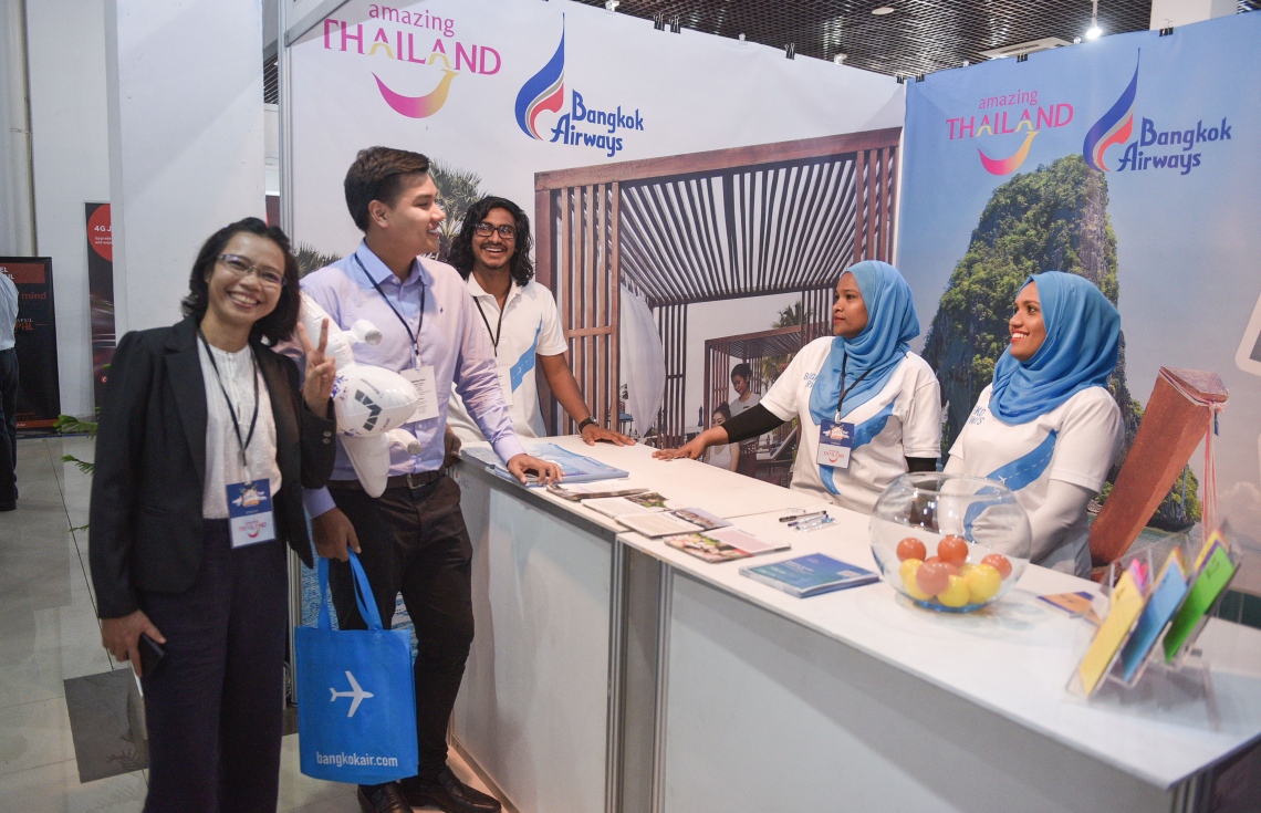 މާލެ: ޖުލައި 6، 2017- ދަތުރުފަތުރުކުރުމާ ބެހޭ މައުލޫމާތު ދިވެހިންނާއި ރާއްޖޭގައި ވަޒީފާ އަދާކުރާ ބޭރު މީހުންނަށް ފޯރުކޮށްދިނުމަށް ހައިރައިސް އިން އިންތިޒާމުކޮށްގެން ބާއްވާ މި އަހަރުގެ ވެކޭޝަންސް އެކްސްޕޯގައި ހުރި ބެންކޮކް އެއާވޭސް ސްޓޯލްގައި އެތަނުގެ މުވައްޒަފުންތަކެއް މަޑުކޮށްލައިގެން: އާޓް ގެލެރީގައި ކުރިއަށް ގެންދާ މި އެކްސްޕޯ އޮންނާނީ އަންނަ ހޮނިހިރުދުވަހުގެ ނިޔަލަށް.---މިހާރު ފޮޓޯ: ހުސެއިން ވަހީދު