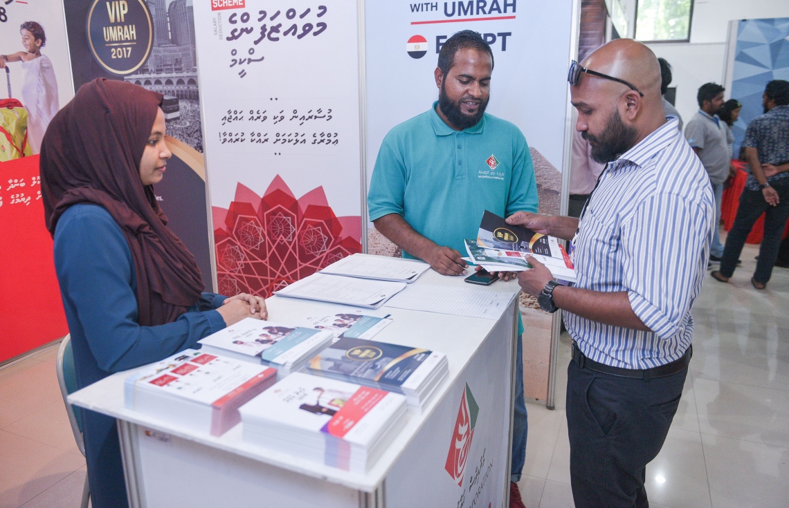 މާލެ: ޖުލައި 6، 2017- ދަތުރުފަތުރުކުރުމާ ބެހޭ މައުލޫމާތު ދިވެހިންނާއި ރާއްޖޭގައި ވަޒީފާ އަދާކުރާ ބޭރު މީހުންނަށް ފޯރުކޮށްދިނުމަށް ހައިރައިސް އިން އިންތިޒާމުކޮށްގެން ބާއްވާ މި އަހަރުގެ ވެކޭޝަންސް އެކްސްޕޯގައި ހުރި މޯލްޑިވްސް ހައްޖު ކޯޕަރޭޝަންގެ ސްޓޯލް އިން މީހަކު މައުލޫމާތު ހޯދަނީ: އާޓް ގެލެރީގައި ކުރިއަށް ގެންދާ މި އެކްސްޕޯ އޮންނާނީ އަންނަ ހޮނިހިރުދުވަހުގެ ނިޔަލަށް.---މިހާރު ފޮޓޯ: ހުސެއިން ވަހީދު