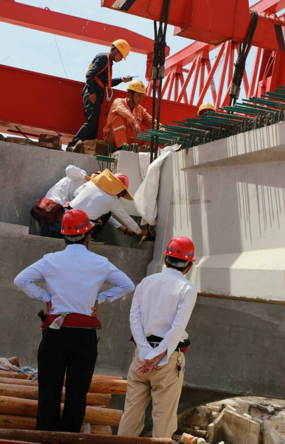 ބްރިޖުގެ  ފުރަތަމަ އައިބީމް މިއަދު އަޅަނީ. --ފޮޓޯ: ހައުސިން މިނިސްޓްރީ